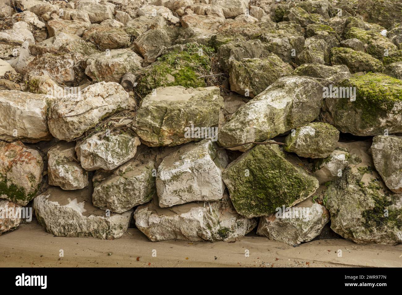 Eine künstliche Felswand im Bett eines kleinen Baches Stockfoto