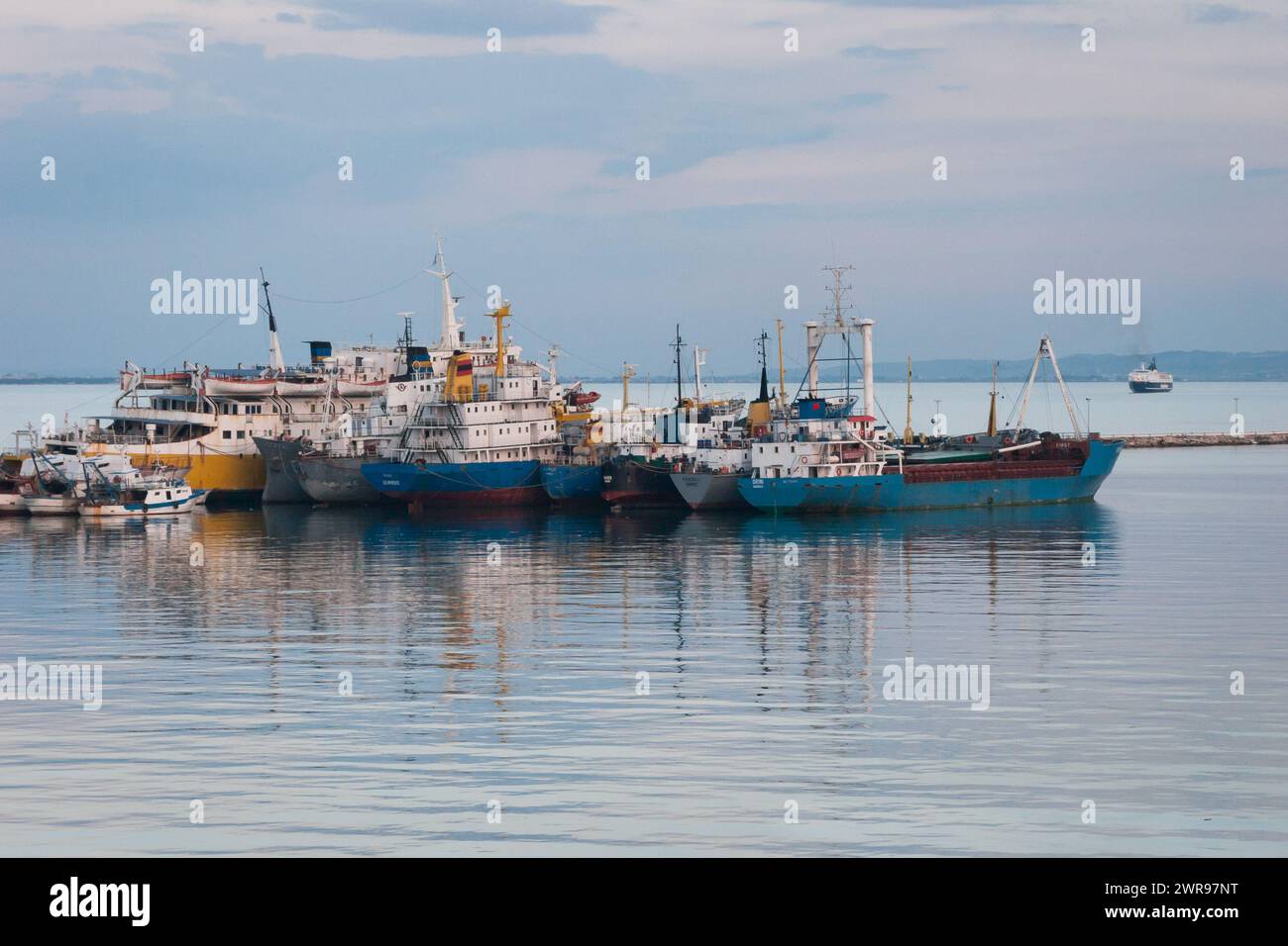 Durres, Albanien - 11. Juni 2006: Alte Fischerschiffe ruhen im geschützten Hafen der Zwang Stockfoto