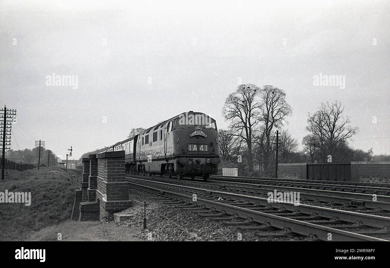 1960er Jahre, historisch, wurde der Mayflower-Personenzug von einer dieselhydraulischen Lokomotive (AA 41) der Baureihe 52 auf Eisenbahngleise gezogen. England, Großbritannien. Der ursprüngliche Mayflower-Personenzug wurde 1957 von der Great Western Railways eingeführt, von einer King Class-Dampflokomotive gezogen und auf der London Paddington–Plymouth Line betrieben. Anfang der 60er Jahre wurde der Dienst auf Dieselzüge der Baureihe 42 und der Baureihe 52 übertragen, bevor der Dienst 1965 eingestellt wurde. Stockfoto