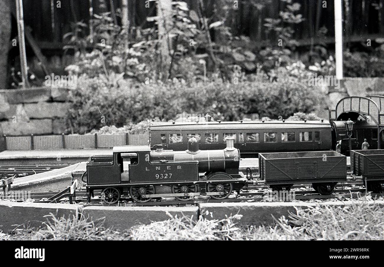 1970er Jahre, Modelleisenbahn, Hintergarten mit Modellzug L.N. E. R 9327. Stockfoto