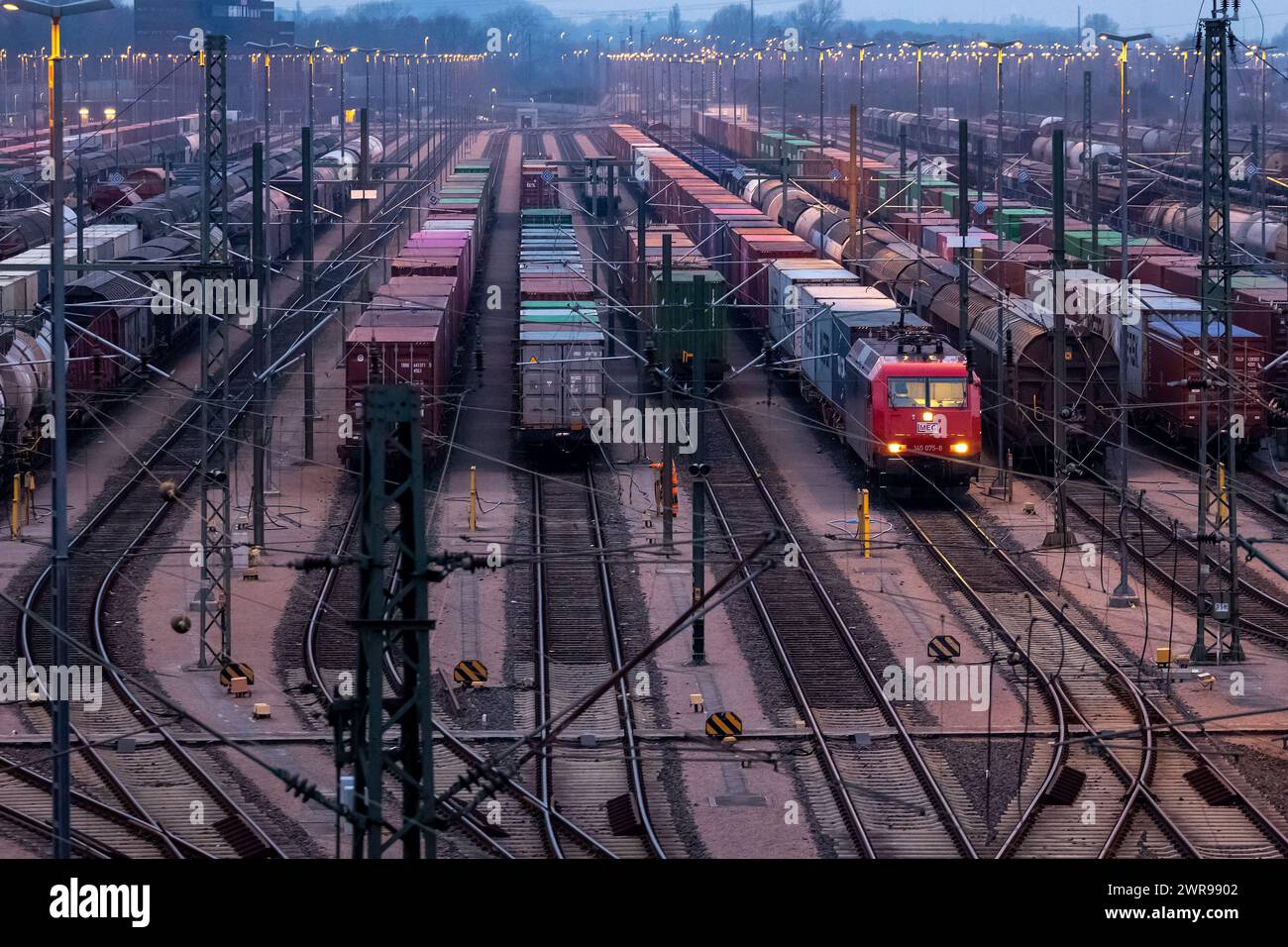 Maschen, Deutschland. März 2024. Güterwagen stehen am Rangierbahnhof Maschen ab. Die Deutsche Zugführergewerkschaft (GDL) hat im Tarifstreit bei der Deutschen Bahn im Personen- und Güterverkehr zu einem weiteren 24-Stunden-Streik aufgerufen. Quelle: Bodo Marks/dpa/Alamy Live News Stockfoto