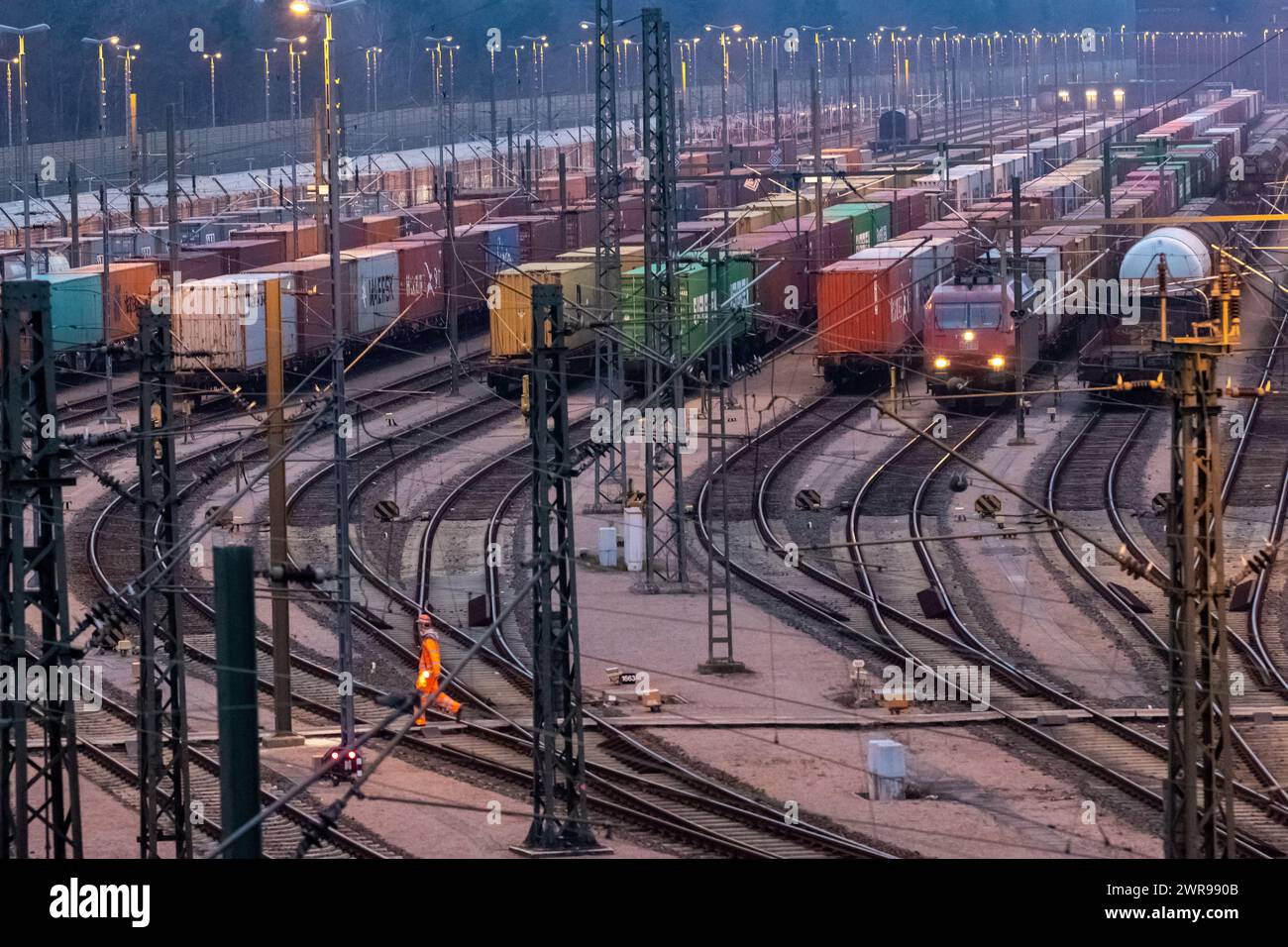 Maschen, Deutschland. März 2024. Güterwagen stehen am Rangierbahnhof Maschen ab. Die Deutsche Zugführergewerkschaft (GDL) hat im Tarifstreit bei der Deutschen Bahn im Personen- und Güterverkehr zu einem weiteren 24-Stunden-Streik aufgerufen. Quelle: Bodo Marks/dpa/Alamy Live News Stockfoto