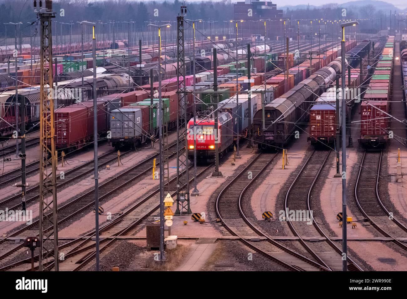 Maschen, Deutschland. März 2024. Güterwagen stehen am Rangierbahnhof Maschen ab. Die Deutsche Zugführergewerkschaft (GDL) hat im Tarifstreit bei der Deutschen Bahn im Personen- und Güterverkehr zu einem weiteren 24-Stunden-Streik aufgerufen. Quelle: Bodo Marks/dpa/Alamy Live News Stockfoto