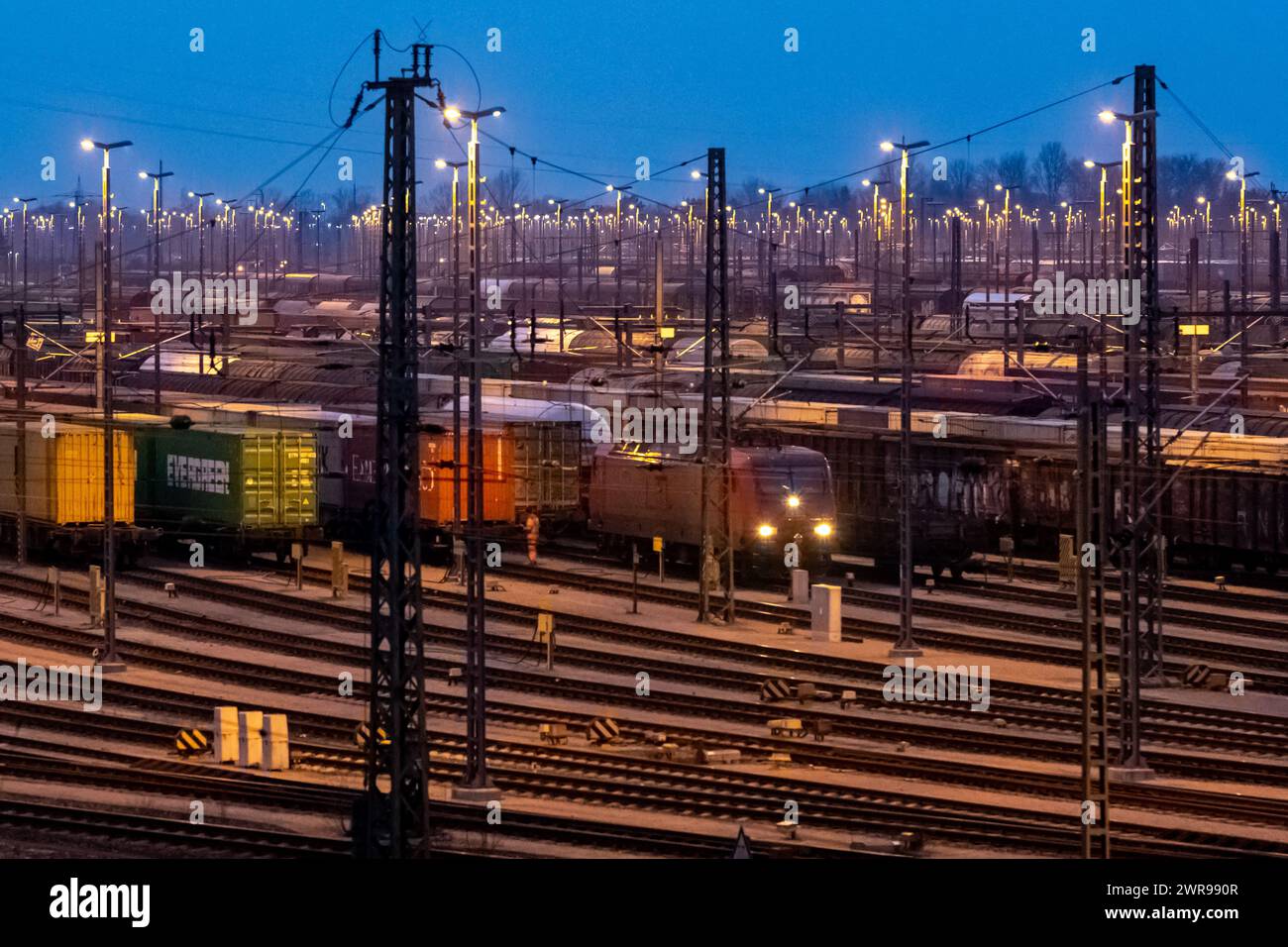 Maschen, Deutschland. März 2024. Güterwagen stehen am Rangierbahnhof Maschen ab. Die Deutsche Zugführergewerkschaft (GDL) hat im Tarifstreit bei der Deutschen Bahn im Personen- und Güterverkehr zu einem weiteren 24-Stunden-Streik aufgerufen. Quelle: Bodo Marks/dpa/Alamy Live News Stockfoto