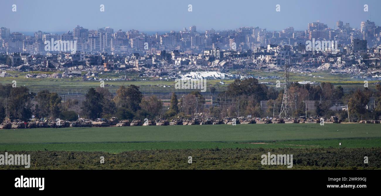 Süd-Israel, Israel. März 2024. Israelische Panzer wurden am 11. März 2024 in einem vorderen Einsatzgebiet nahe der Grenze zum Gazastreifen gesehen. Israel schwört, weiterhin gegen die Hamas zu kämpfen und wird zu einem unbestimmten Zeitpunkt in die Gegend um Rafah eindringen, obwohl US-Präsident Joe Biden sagt, es wäre eine "rote Linie". DIE USA haben heute ihre humanitären Hilfsmaßnahmen in mehrere Gebiete des Gazastreifens abgegeben. Foto von Jim Hollander/UPI Credit: UPI/Alamy Live News Stockfoto