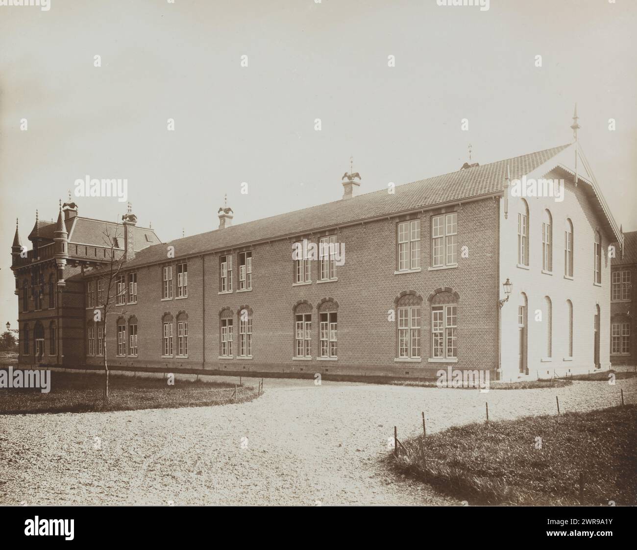Chasse Kaserne in Breda, Anonym, Breda, 1895 - 1899, baryta Papier, Höhe 384 mm x Breite 478 mm, Höhe 483 mm x Breite 658 mm, Foto Stockfoto