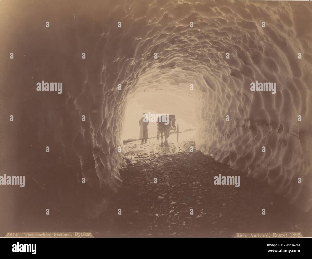 Tunnel of Snow, Telemarken, Norwegen, Tunnel of Snow, mit Wagen und Wagen am Ende, Verlag: Richard Andvord, Richard Andvord, 1892, fotografische Unterstützung, Albumendruck, Höhe 167 mm, Breite 223 mm, Höhe 402 mm, Breite 310 mm, Foto Stockfoto