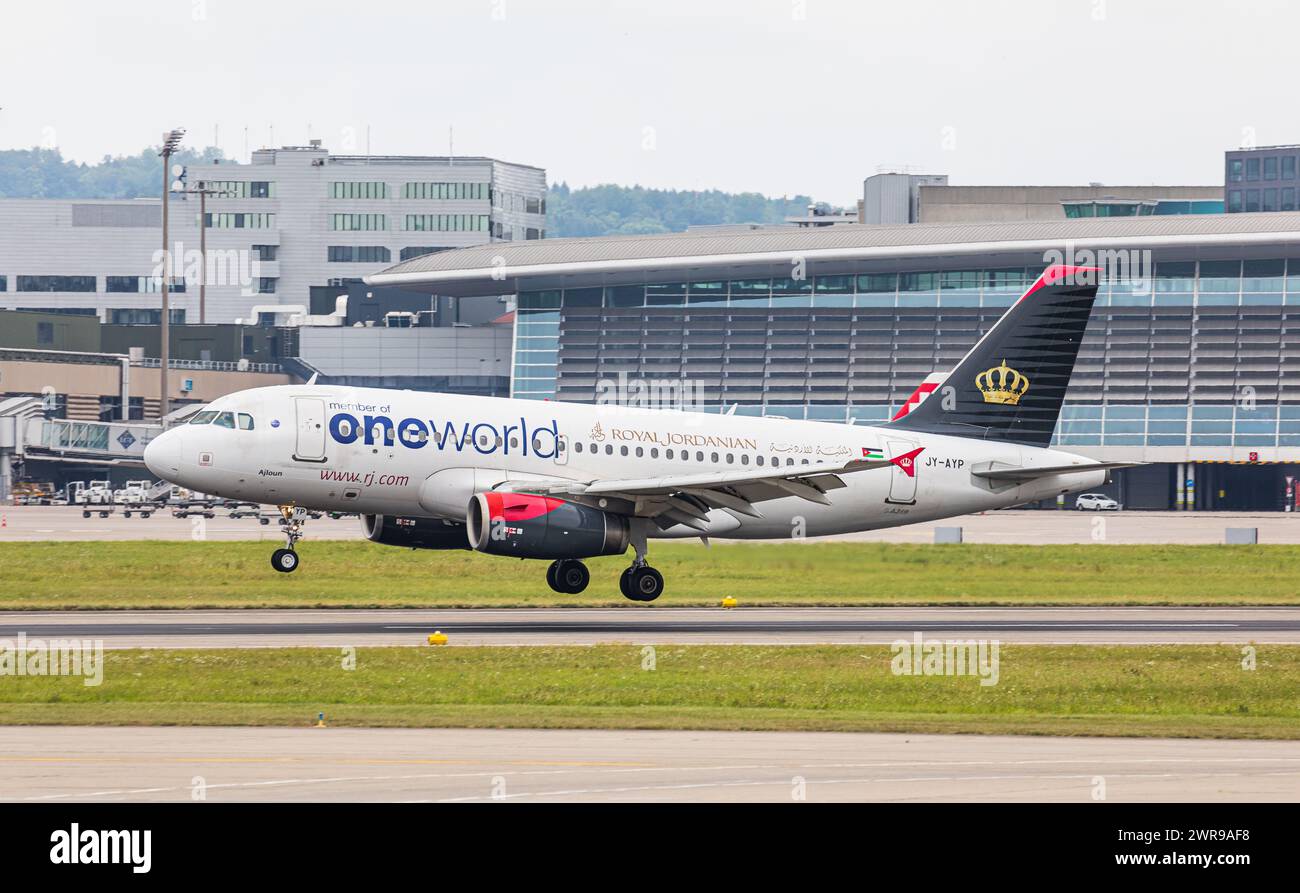 Ein Airbus A319-132 von Royal Jordanian Airlines landet auf Landebahn 32 des Flughafen Zürich. Registrierung JY-AYP. (Zürich, Schweiz, 06.08.2022) Stockfoto