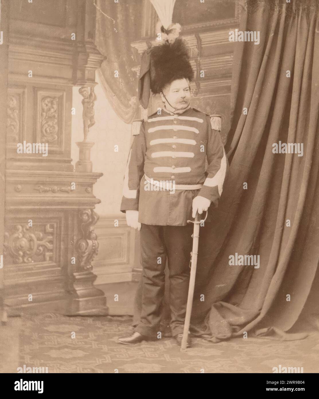 Szene aus dem Theaterstück Tati l'perriqui mit einem Mann im Kostüm, anonym, Lüttich, 4. Februar 1888, fotografische Unterstützung, Albumendruck, Höhe 125 mm x Breite 108 mm, Foto Stockfoto