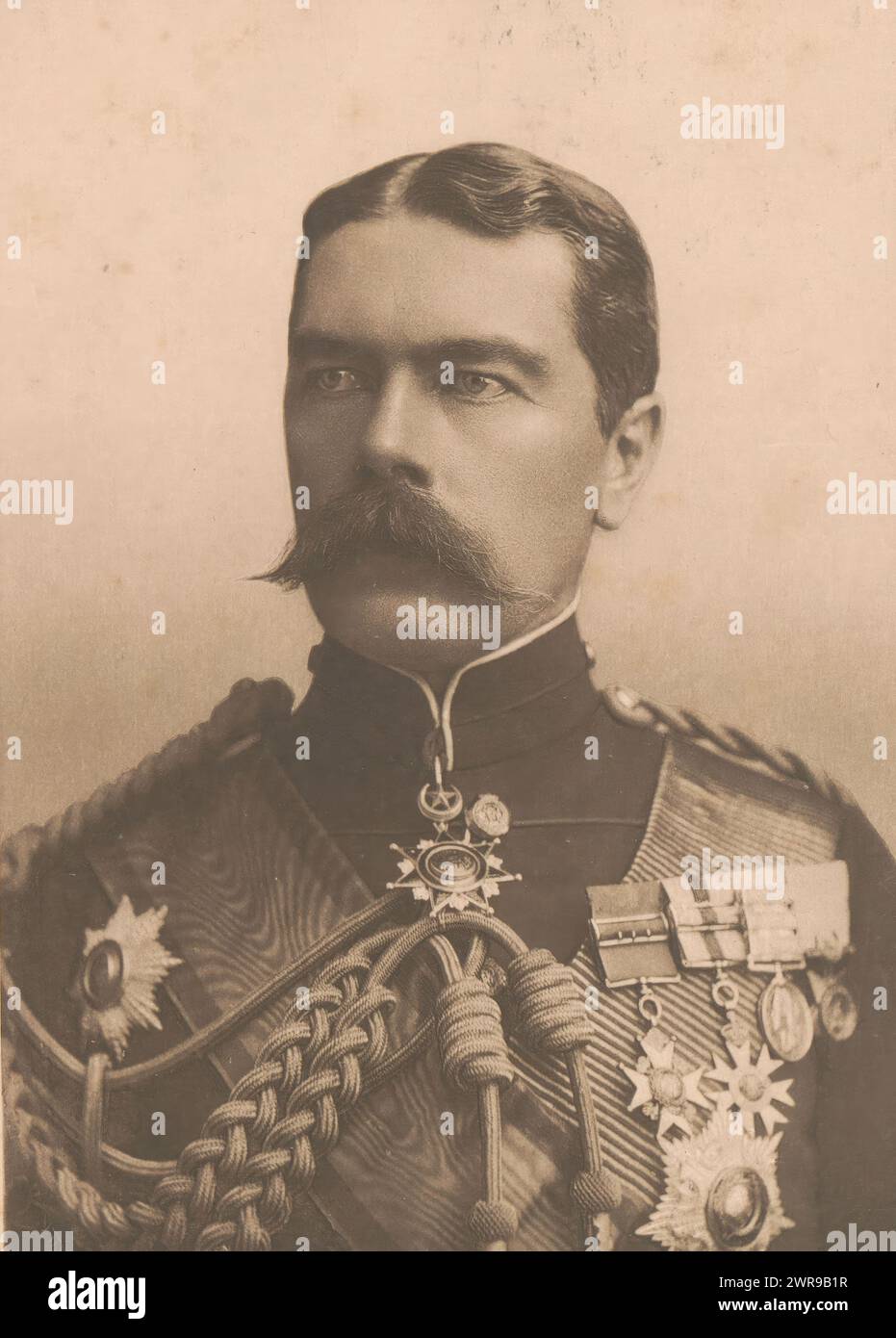 Porträt von Horatio Herbert Kitchener, Kitchener von Khartum (Titel auf Objekt), Alexander Bassano, Art photogravure Co., um 1894 - in oder vor 1899, Papier, Höhe 147 mm x Breite 105 mm, fotomechanischer Druck Stockfoto