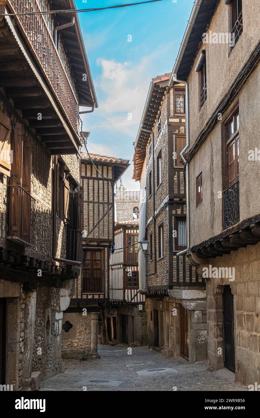 Eine enge Fußgängerzone mit Kopfsteinpflaster und Häusern mittelalterlicher Architektur im wunderschönen Dorf La Alberca, Spanien Stockfoto