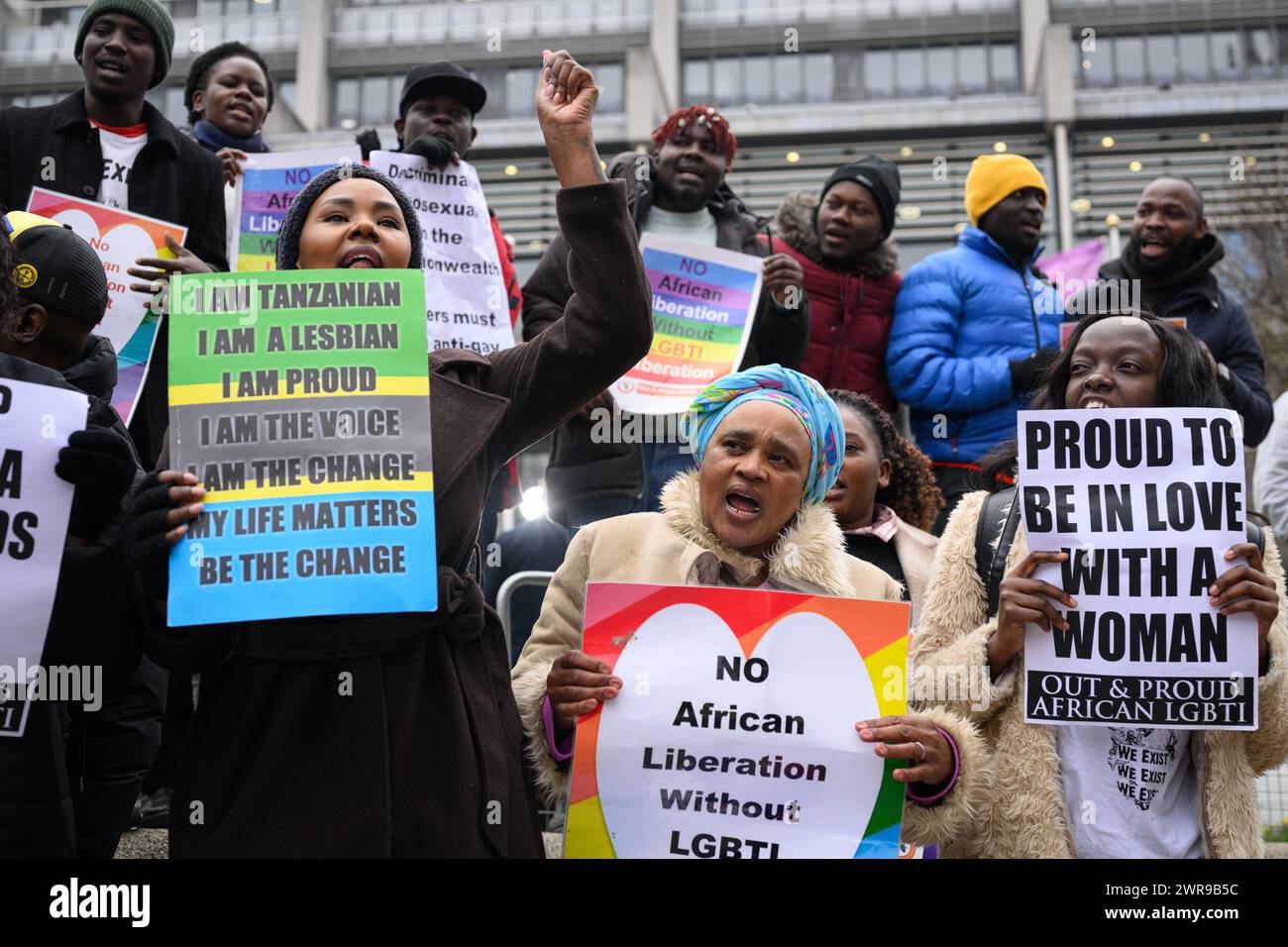 LONDON, UK 11. März 2024: Während die Queen Consort Camilla die Royal Family beim Commonwealth Day Service in Westminster Abbey vertritt, demonstrierten außen Demonstranten verschiedener afrikanischer LGBTI-Gleichstellungsgruppen gegen Homophobie auf dem afrikanischen Kontinent. Die vertretenen Gruppen waren Out and Stolz African LGBTI, African Equality Foundation und Peter Tatchell Foundation. Stockfoto