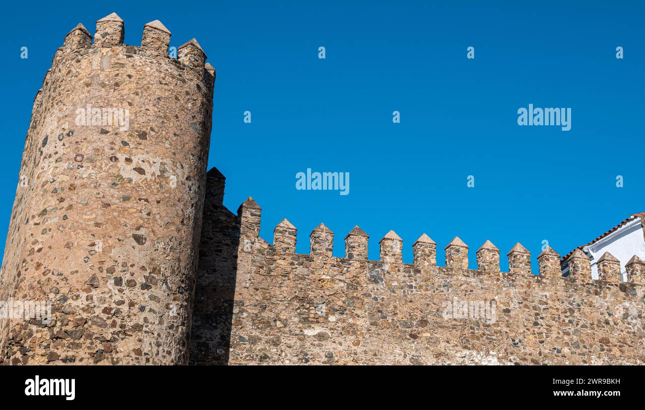 Zwei Personen stehen vor einem großen Schloss mit hohen Türmen Stockfoto