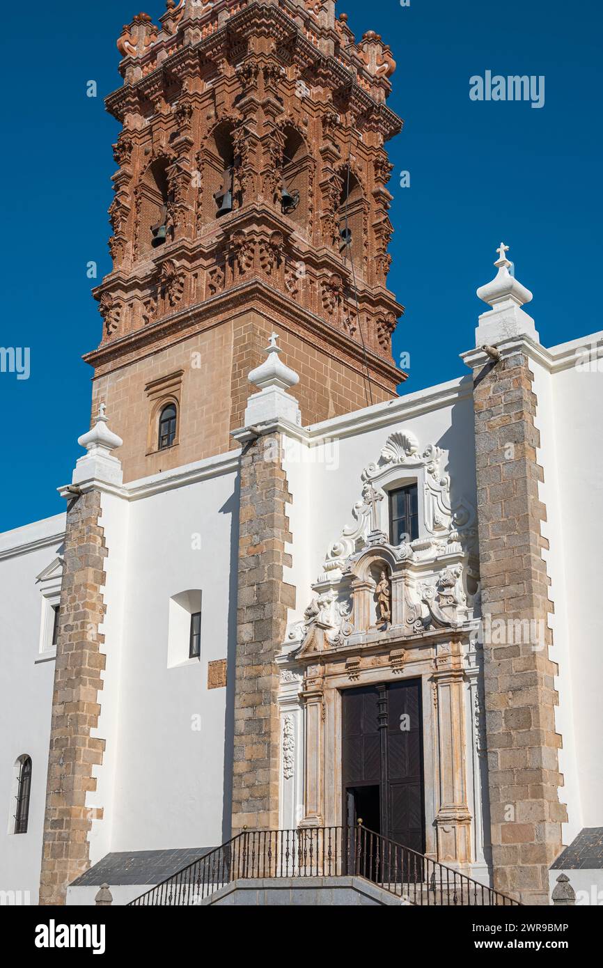 Ein Uhrenturm, der ein hohes, altes Gebäude krönt Stockfoto