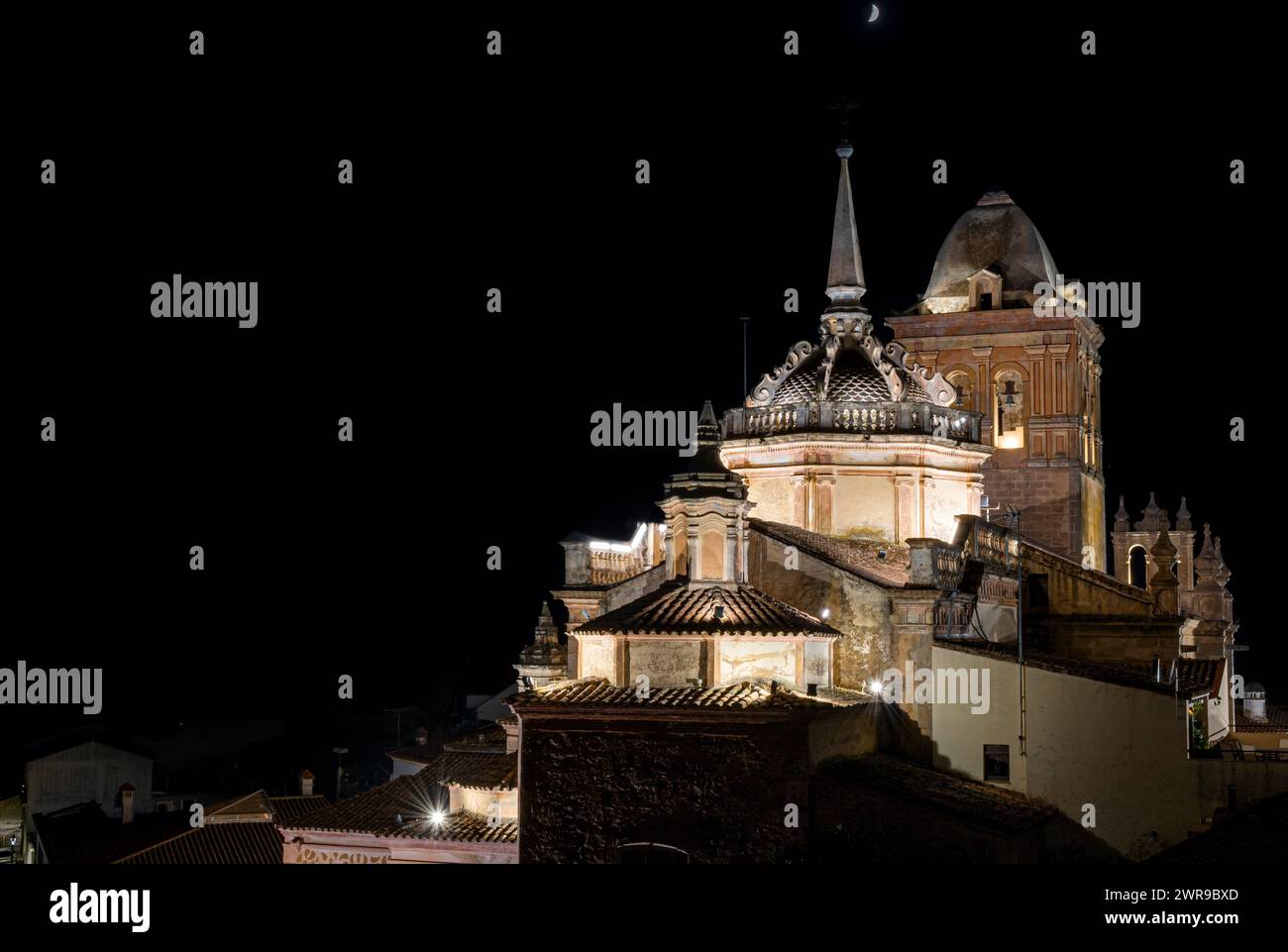 Uhr am Kirchturm in der Nähe eines Gebäudes Stockfoto