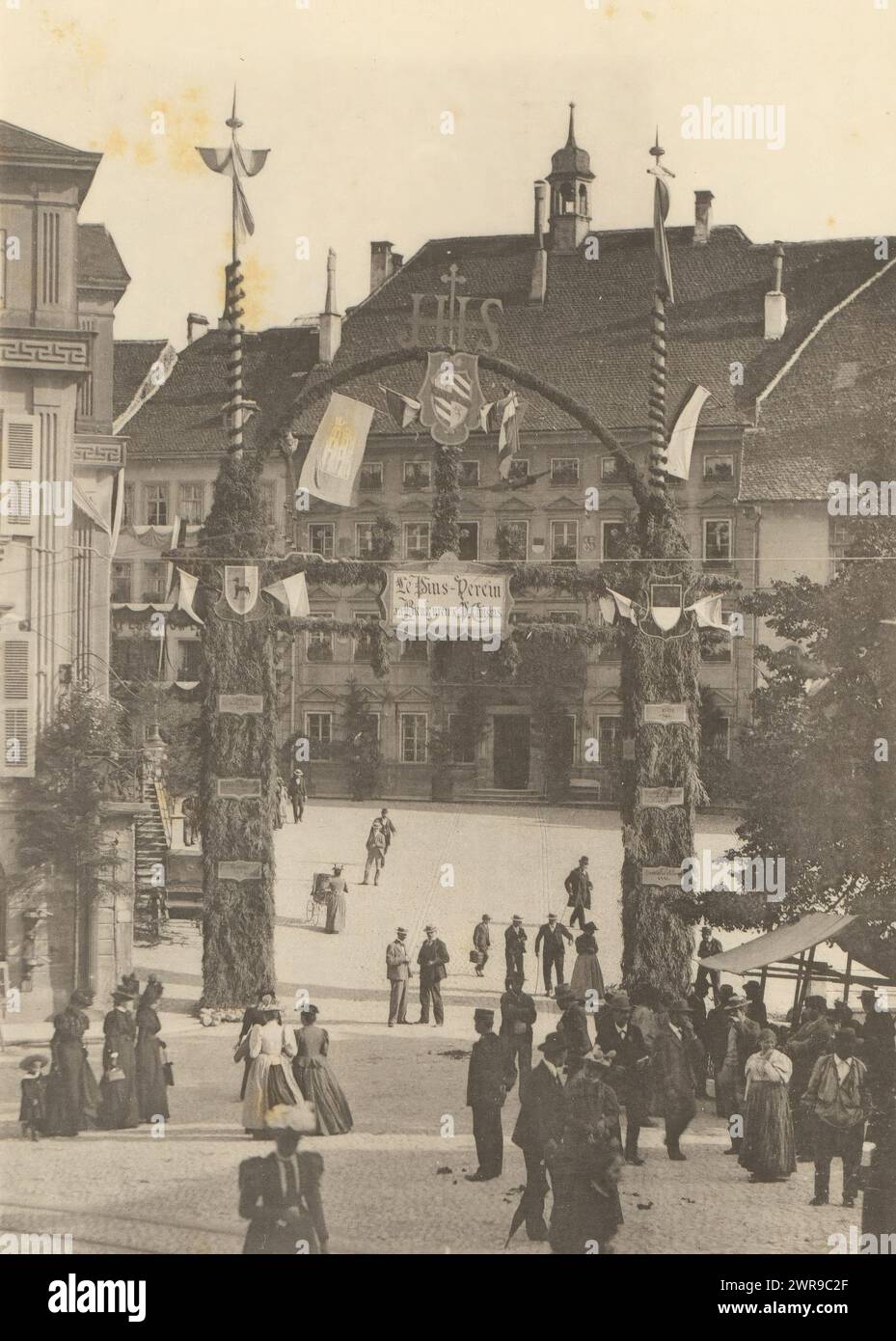 Blick auf das Rathaus und einen Ehrenbogen auf dem Place de l'Hôtel de Ville in Freiburg, Hôtel de Ville et Arc de triomphe du Piusverein (Titel auf Objekt), Hersteller: Ernest Lorson, Hersteller: S.A.D.A.G., Hersteller: Freiburg, Hersteller: Genève, 1897, Papier, Kollottyp, Höhe 165 mm x Breite 112 mm, fotomechanischer Druck Stockfoto