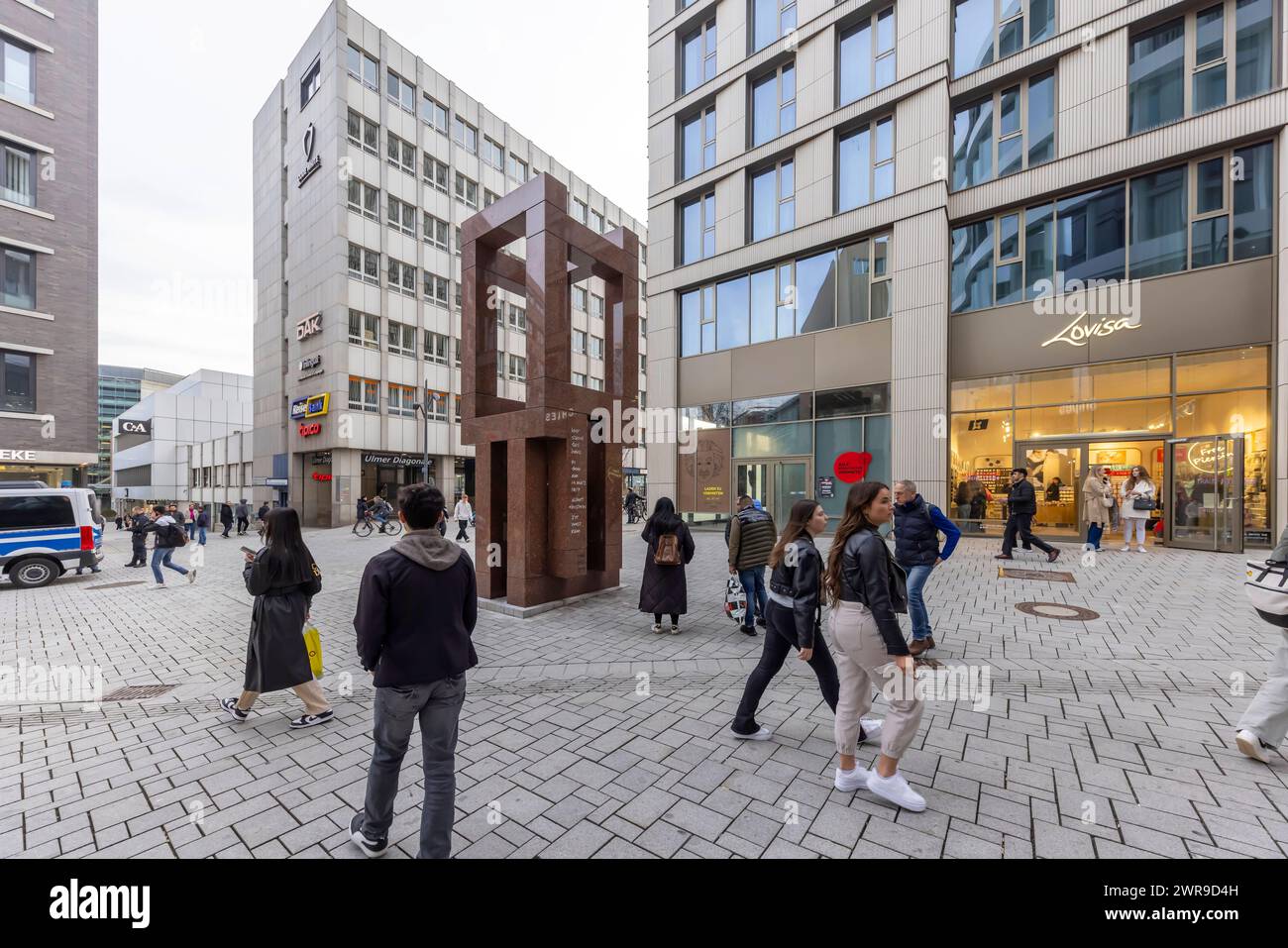 Erinnerung an den berühmtesten Sohn der Stadt Ulm, Albert Einstein. An diesem Platz stand sein Geburtshaus. Denkmal, gestaltet von Max Bill, Sedelhöfe Ulm. // Ulm, Baden-Württemberg, Deutschland, 09.03.2024 *** zum Gedenken an die Stadt Ulms berühmtester Sohn Albert Einstein hier stand sein Geburtshaus von Max Bill, Sedelhöfe Ulm Ulm, Baden-Württemberg, Deutschland, 09 03 2024 Stockfoto