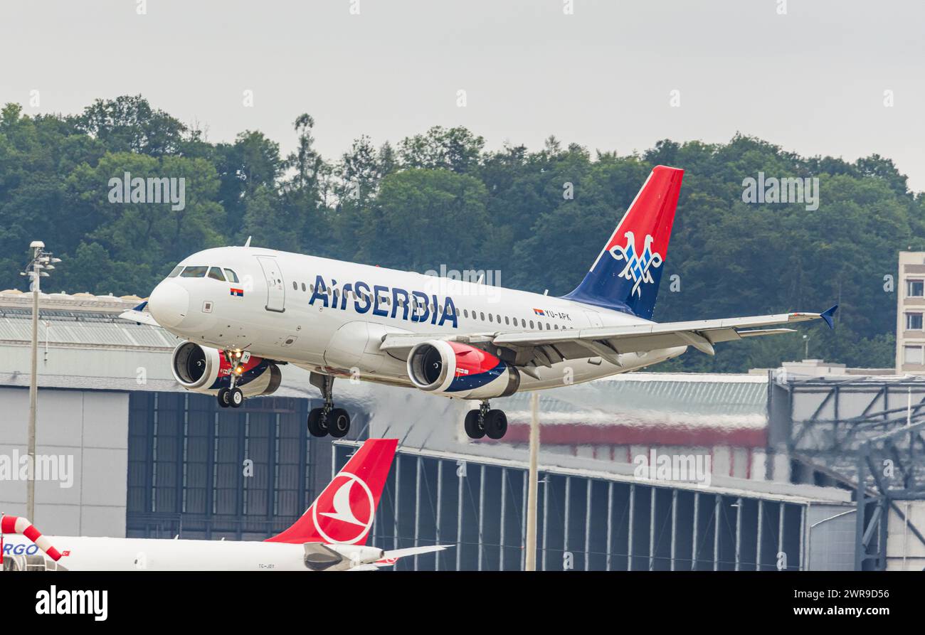Ein Airbus A319-132 von Air Serbia landet auf dem Flughafen Zürich. Registrierung YU-APK. (Zürich, Schweiz, 06.08.2022) Stockfoto