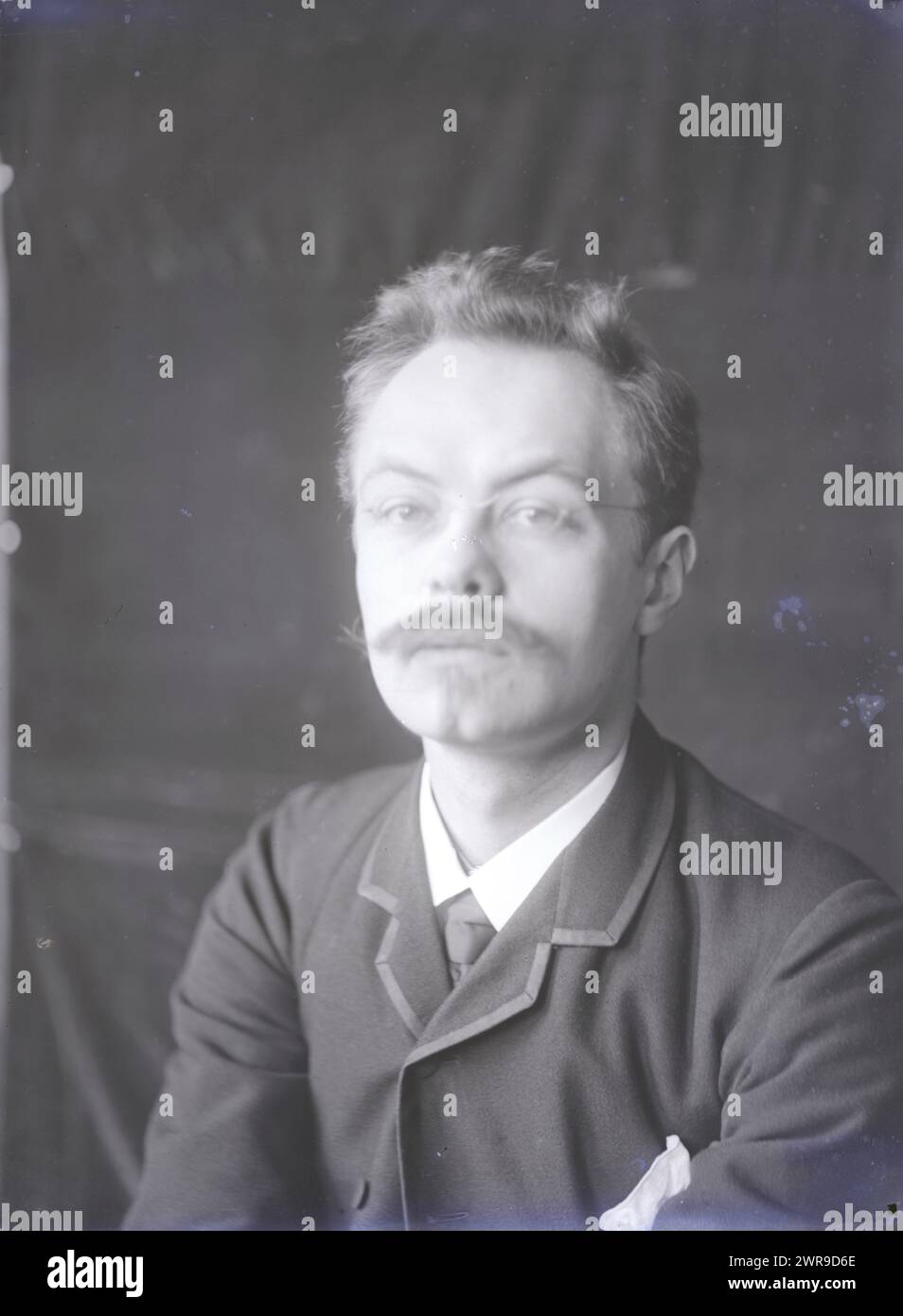 Porträt von Alphons Diepenbrock, Wouterus Gijsbertus Hondius van den Broek, ca. 1890 - ca. 1895, Glas, Höhe 240 mm x Breite 180 mm Stockfoto