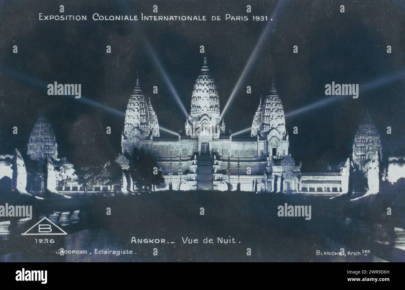 Blick auf die rekonstruierte Tempelstadt Angkor bei der Pariser Kolonialausstellung 1931, bei Nacht, Ausstellung Coloniale Internationale de Paris 1931. Angkor - Vue de Nuit (Titel über Objekt), anonym, Verlag: Adolphe Braun & Cie., Paris, Verlag: Frankreich, ca. Mai-1931 - c. Nov-1931, Papier, Gelatinedruck, Höhe 90 mm x Breite 137 mm, Foto Stockfoto