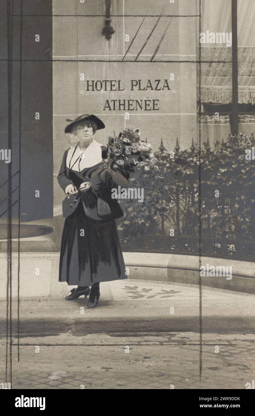 Frau auf der Straße mit einem Blumenstrauß, retuschiertes Pressefoto, anonym, Paris, 1916, fotografischer Träger, Gelatinedruck, Höhe 146 mm x Breite 98 mm, Foto Stockfoto