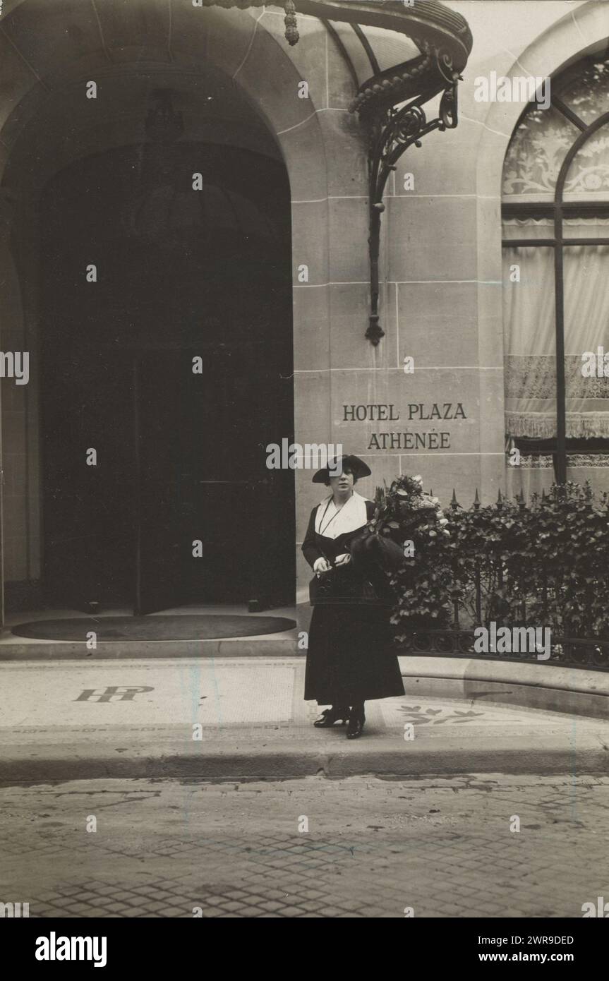 Frau auf der Straße mit einem Blumenstrauß, anonym, Paris, 1916, fotografische Unterstützung, Gelatinedruck, Höhe 117 mm x Breite 80 mm, Foto Stockfoto