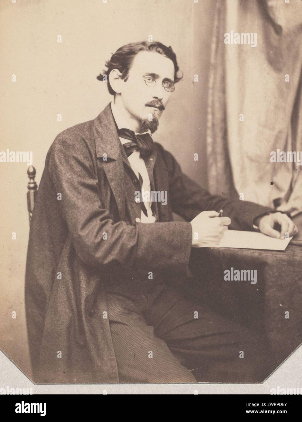 Porträt eines Architekten, Zeichnung mit Bleistift in der Hand, Franz Hanfstaengl, Deutschland, ca. 1855 - ca. 1860, Papier, gesalzener Papierdruck, Höhe 183 mm x Breite 142 mm, Foto Stockfoto