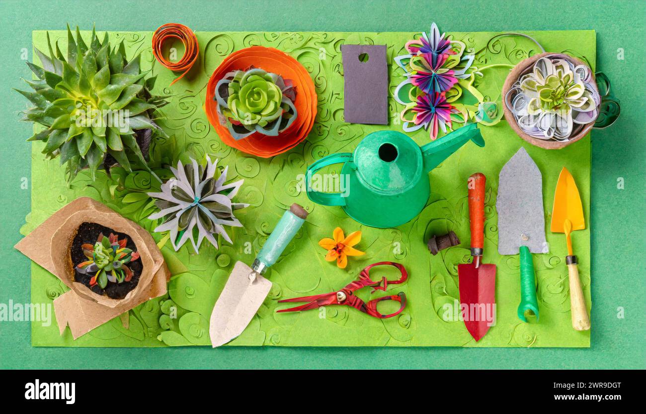 Sfondo grafico con attrezzi per il giardinaggio realizzati di carta. Concetto di stagione e natura. Stockfoto