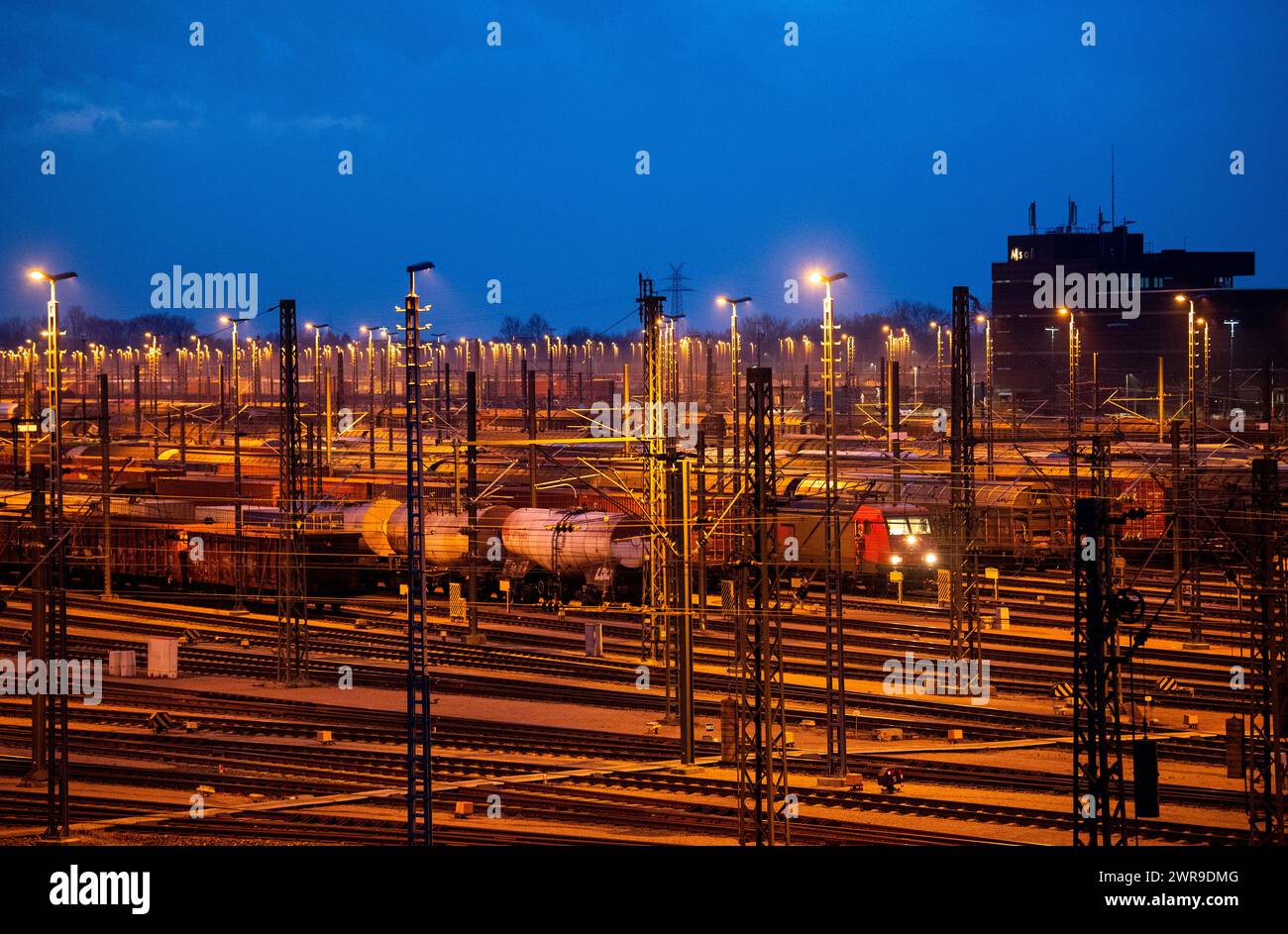 Maschen, Deutschland. März 2024. Eine Lokomotive und Güterwagen stehen am Rangierbahnhof Maschen ab. Die Deutsche Zugführergewerkschaft (GDL) hat einen weiteren 24-Stunden-Streik im Tarifstreit der Deutschen Bahn für den Personen- und Güterverkehr ausgerufen. Vermerk: Daniel Bockwoldt/dpa/Alamy Live News Stockfoto
