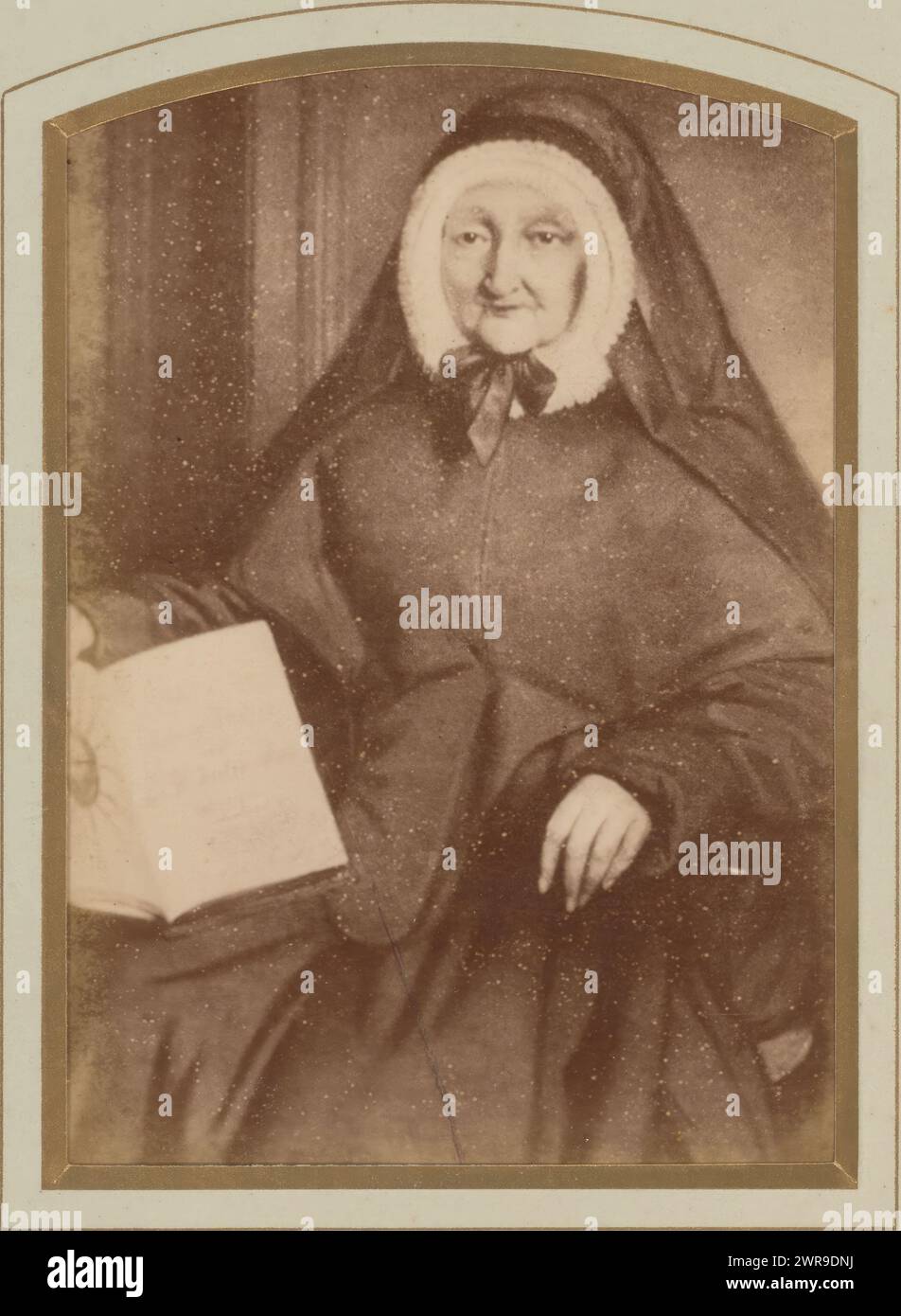 Fotoreproduktion eines Gemäldes eines Porträts einer Ordensfrau in schwarzer Kleidung mit Hut und blutendem Herzen Buch, dieses Foto ist Teil eines Albums., Francois Piron, nach Malerei von: Anonym, Antwerpen, 1878 - 1900, Karton, Albumendruck, Höhe 134 mm x Breite 94 mm, Foto Stockfoto