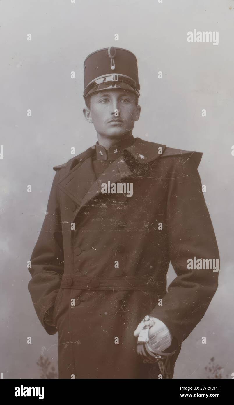 Porträt eines Mannes in Militäruniform, dieses Foto ist Teil eines Albums., Jannis Jacobus van Melle, Bergen op Zoom, Nov-1897, Karton, Höhe 87 mm x Breite 53 mm, Foto Stockfoto