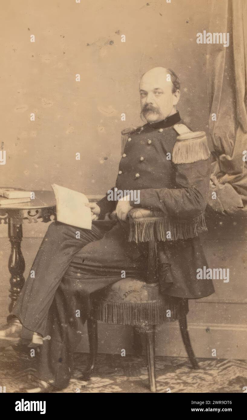 Porträt eines sitzenden Mannes in Militäruniform, dieses Foto ist Teil eines Albums. Henri Pronk, den Haag, 1855 - 1867, Karton, Albumendruck, Höhe 85 mm x Breite 51 mm, Foto Stockfoto