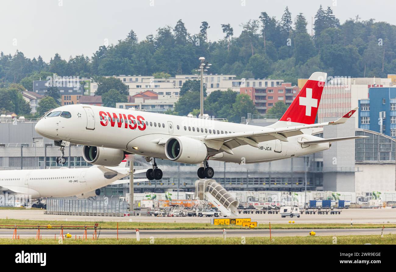 Ein Airbus A220-100 von Swiss International Airlines landet auf Landebahn 28 des Flughafen Zürich. Registrierung HB-JBB. (Zürich, Schweiz, 06.08.2022) Stockfoto