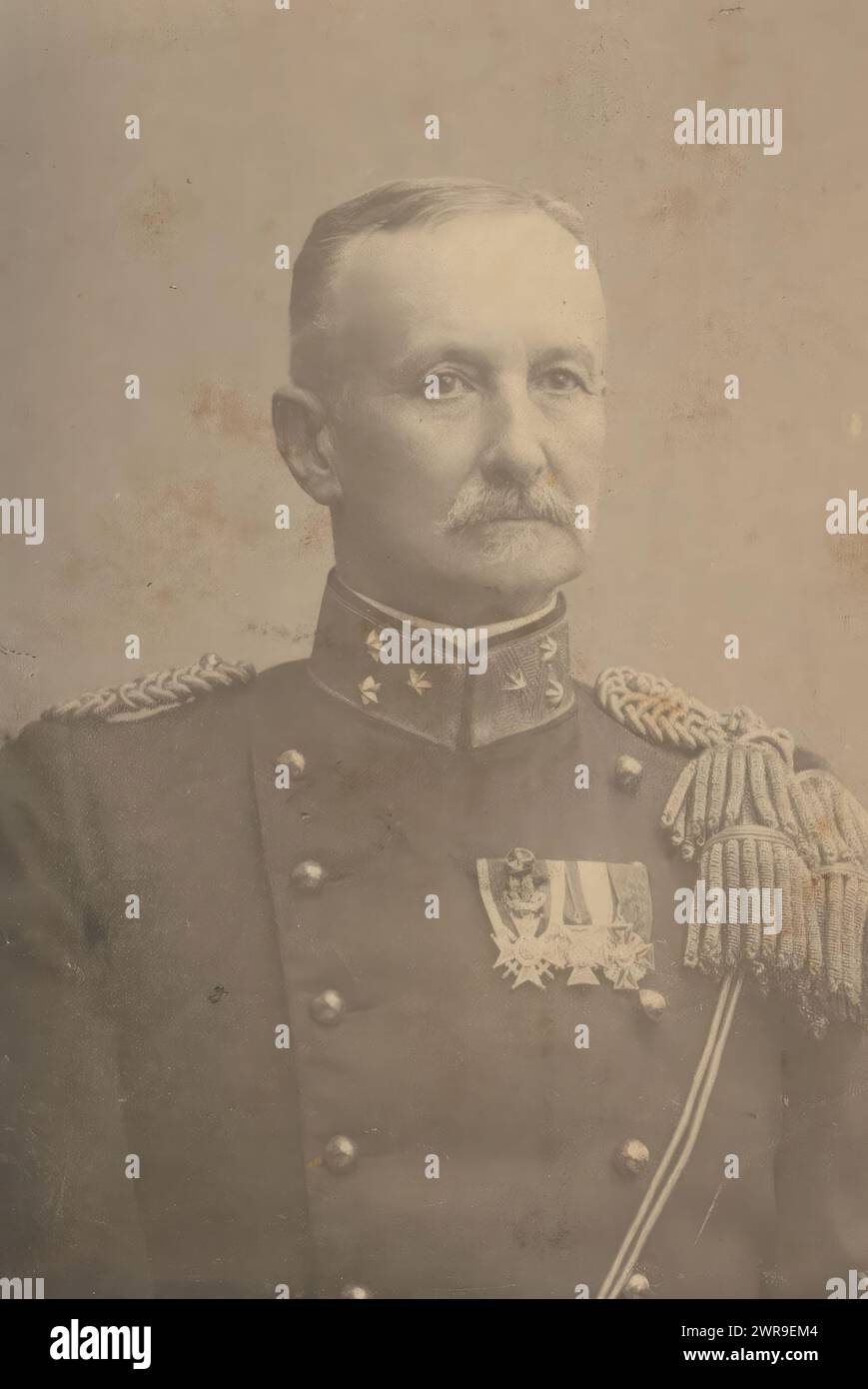 Porträt eines Mannes in Militäruniform, dieses Foto ist Teil eines Albums., Jannis Jacobus van Melle, Niederlande, 1877 - 1911, Karton, Höhe 84 mm x Breite 53 mm, Foto Stockfoto