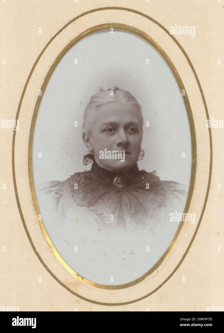Porträt einer Frau, dieses Foto ist Teil eines Albums., Hendricus Jacobus de Koe, Leeuwarden, 1895 - 1899, Karton, Höhe 87 mm x Breite 53 mm, Foto Stockfoto