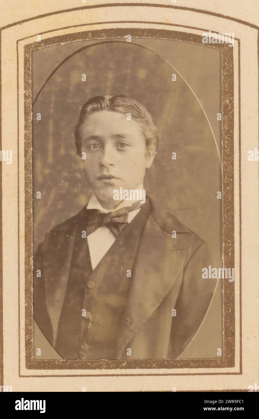 Porträt eines jungen Mannes, dieses Foto ist Teil eines Albums. August Ferdinand Heinrich Harms, 1860 - 1890, Karton, Albumendruck, Höhe 104 mm x Breite 63 mm, Foto Stockfoto