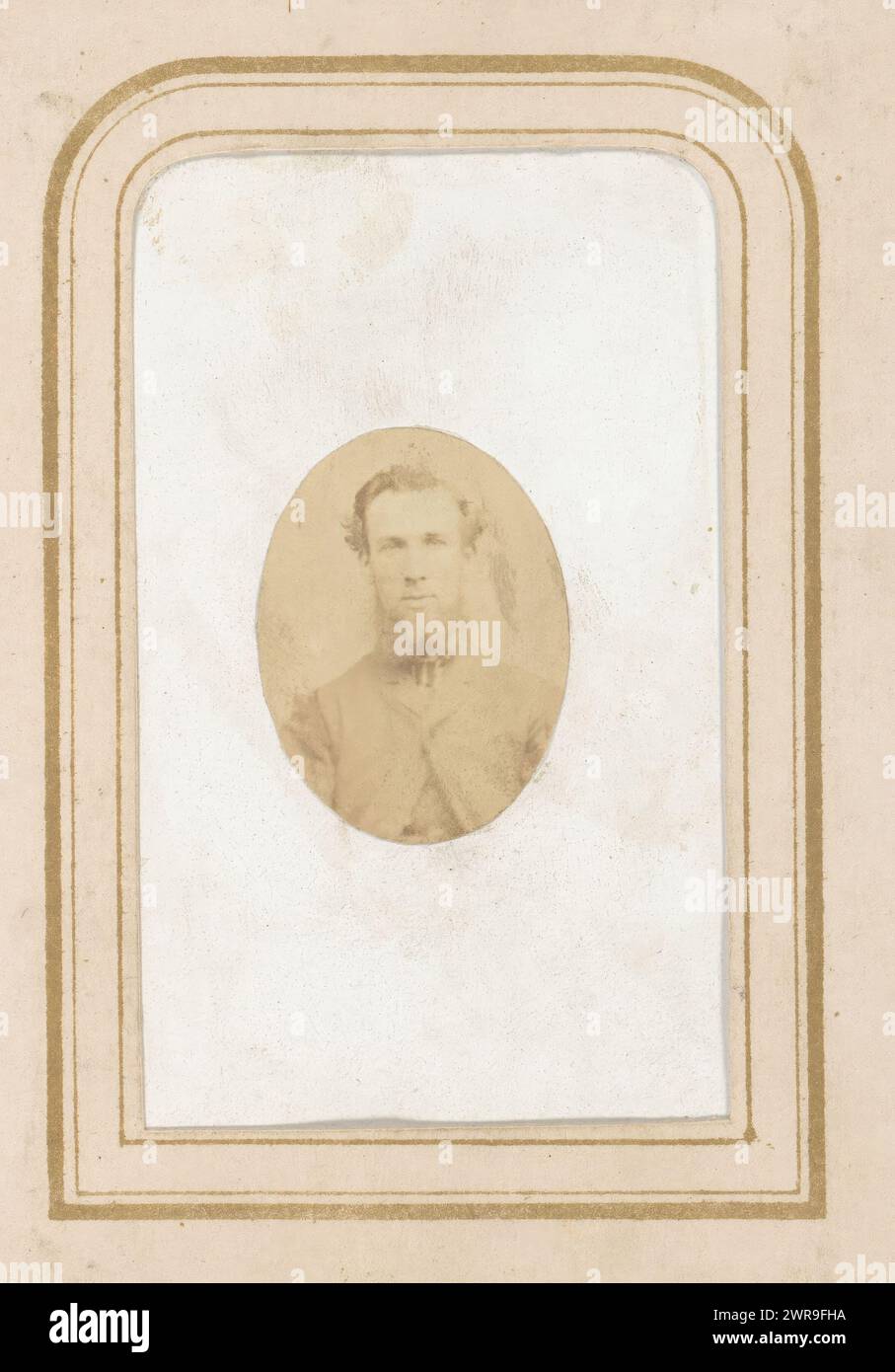 Miniaturporträt eines Mannes mit Bart, dieses Foto ist Teil eines Albums., anonym, Großbritannien, (möglicherweise), 1860 - 1890, Papier, Albumendruck, Höhe 84 mm x Breite 50 mm, Foto Stockfoto