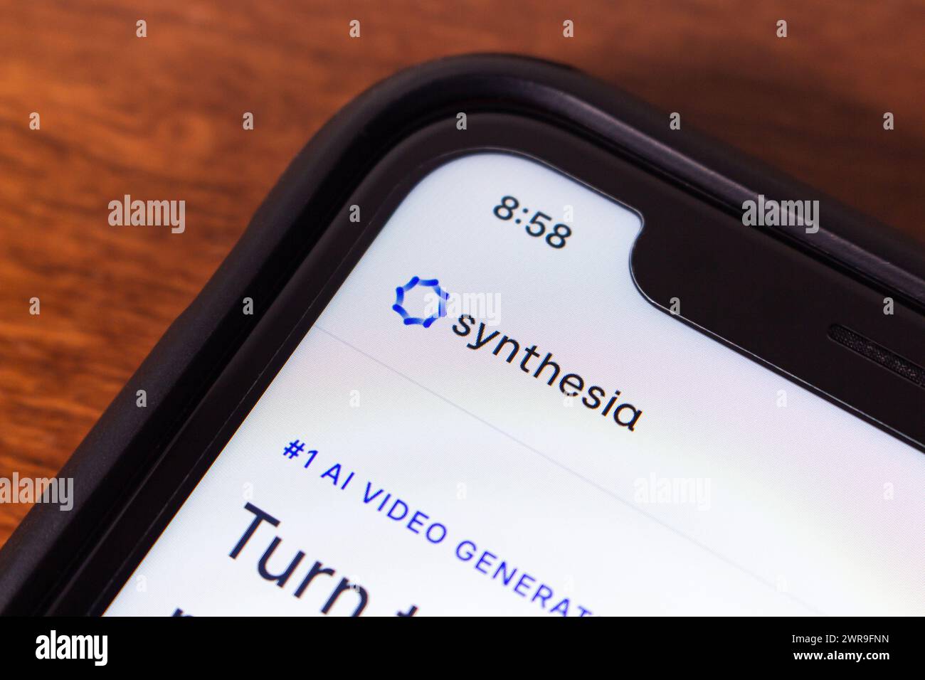 Synthesia-Website auf dem iPhone. Synthesia ist ein britisches Unternehmen zur Erzeugung synthetischer Medien, das Software zur Erstellung von KI-generierten Videoinhalten entwickelt Stockfoto