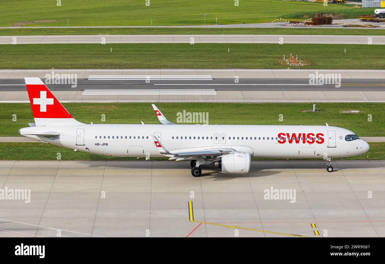 Ein Airbus A321-271NX von Swiss International Airlines rollt auf dem Flughafen Zürich zur Startbahn. Registrierung HB-JPB. (Zürich, Schweiz, 23.10.2022 Stockfoto