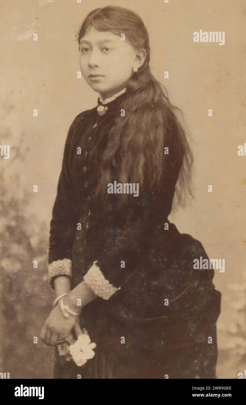 Porträt eines Mädchens in schwarzem Kleid mit weißer Blume in der Hand, dieses Foto ist Teil eines Albums., de Lavieter & Co., den Haag, 1865 - 1903, Karton, Albumendruck, Höhe 83 mm x Breite 52 mm, Foto Stockfoto