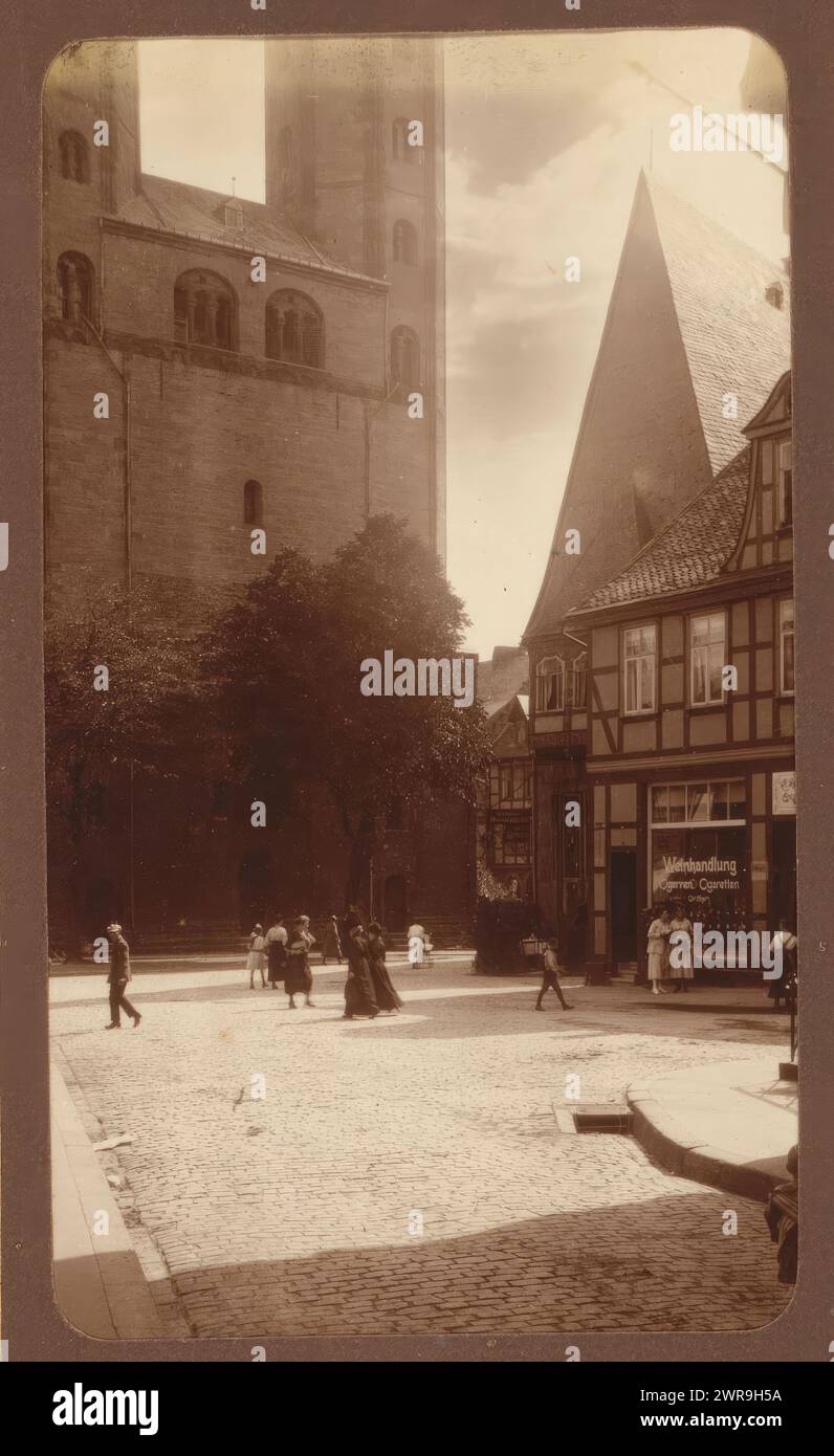 Straßenansicht, dieses Foto ist Teil eines Albums., anonym, 1880 - 1930, fotografischer Träger, Höhe 101 mm x Breite 58 mm, Foto Stockfoto