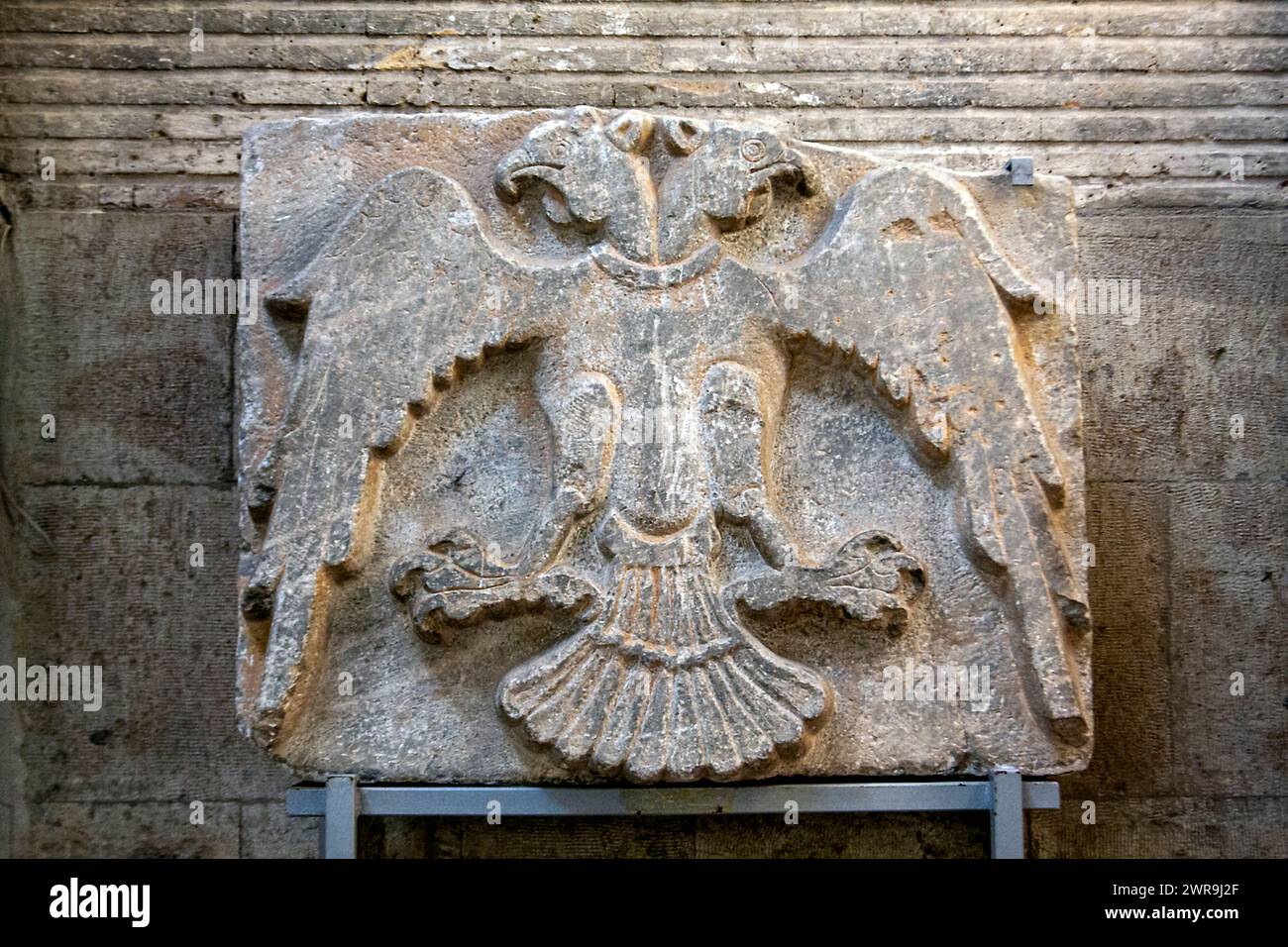 „Ein doppelköpfiges Adlerrelief“ aus dem 13. Jahrhundert (Seldschuken/Ayyubiden-Zeit), das in Konya (heute im Ince Minare Museum) gefunden wurde. , Konya, Turk Stockfoto