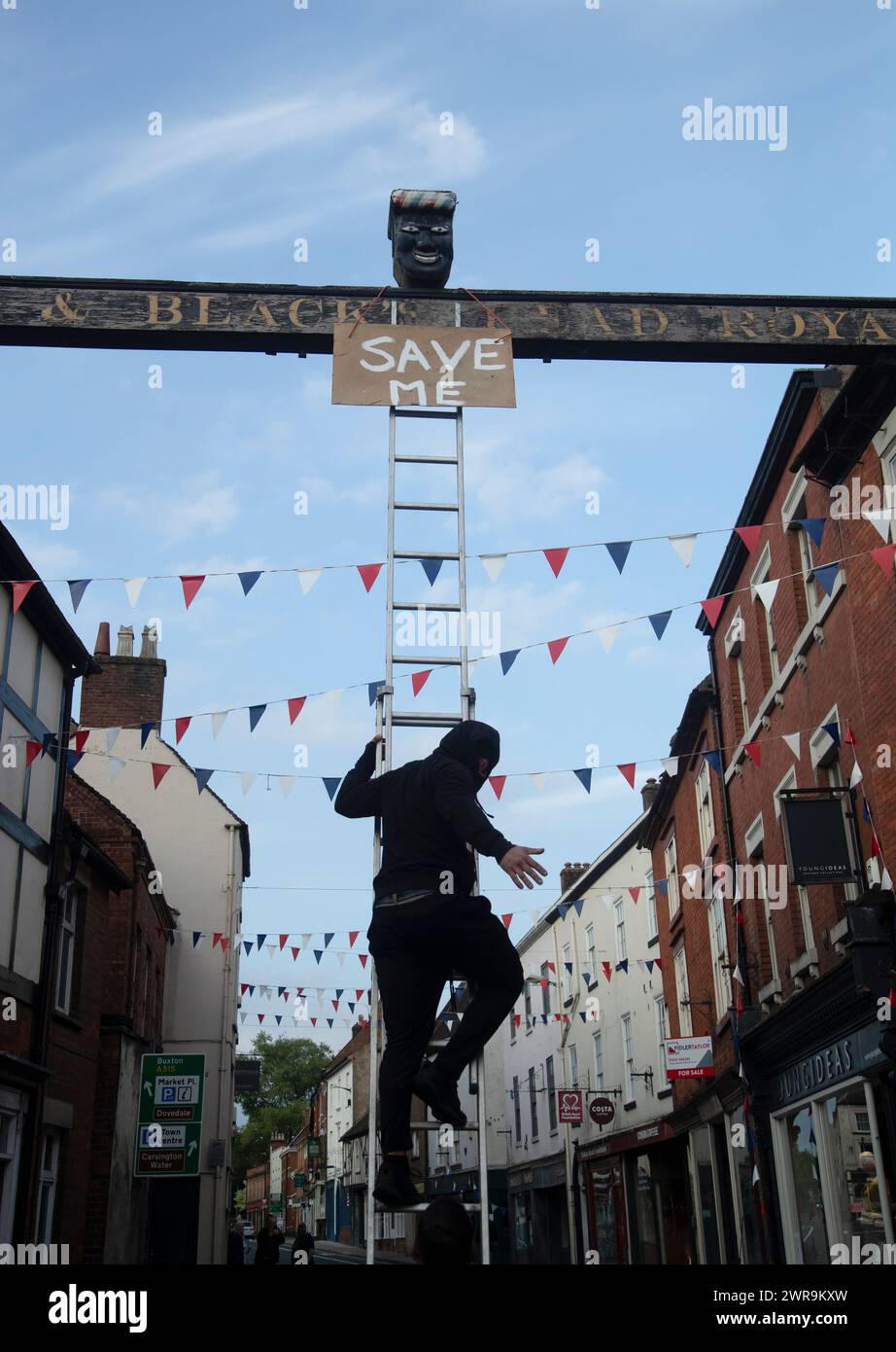 08/06/20 nachdem eine Rennreihe in einer Stadt in Derbyshire die Meinung geteilt hat, hat sich der rat von Ashbourne bereit erklärt, das Schild BlackÕs Head zu entfernen. Wütende Bewohner haben, Th Stockfoto