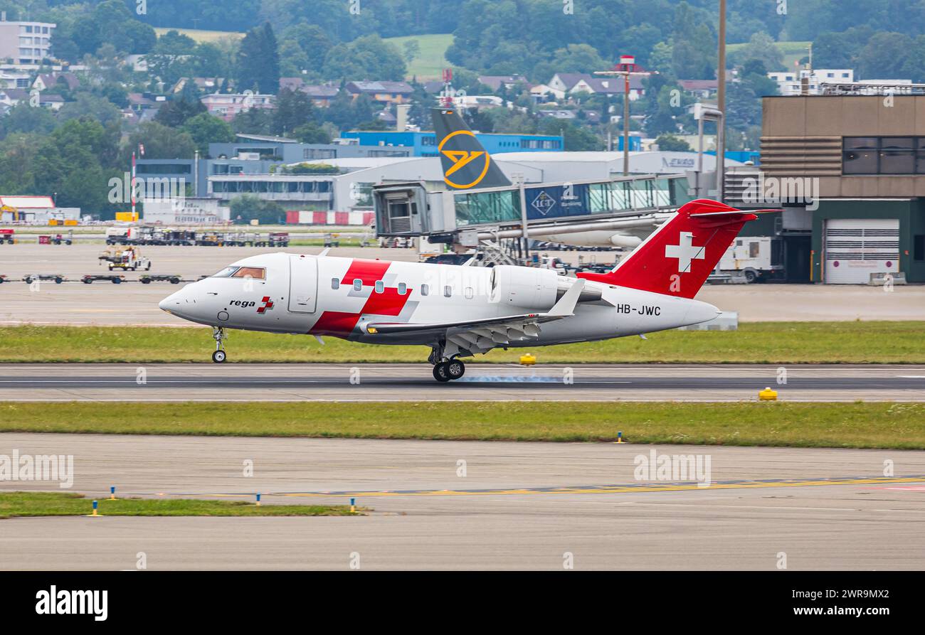 Ein Ambulanzflugzeug des Typ Bombardier Challenger 650 von Swiss Air Ambulance (REGA) landet auf Landebahn 34 des Flughafen Zürich. Registrierung HB-JW Stockfoto