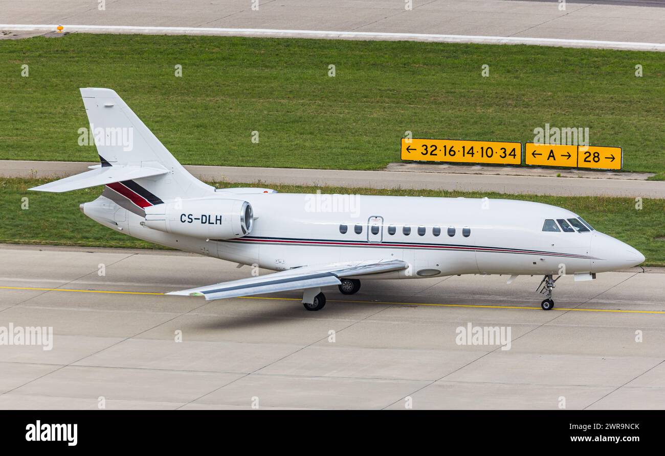 Ein Dassault Falcon 2000EX von NETJETS Europe rollt auf dem Flughafen Zürich zur Startbahn. Registrierung CS-DLH. (Zürich, Schweiz, 23.10.2022) Stockfoto