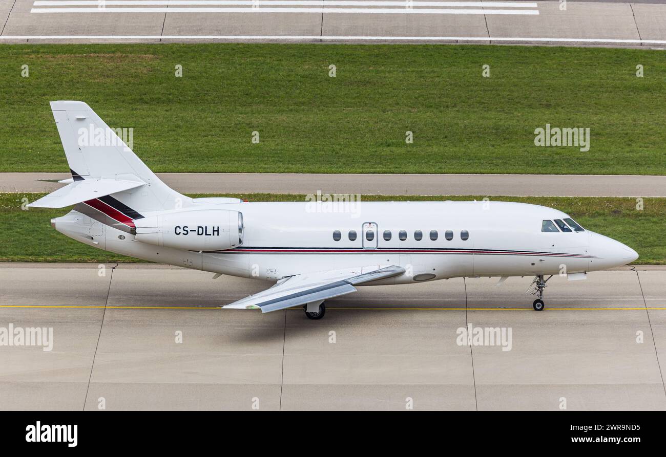 Ein Dassault Falcon 2000EX von NETJETS Europe rollt auf dem Flughafen Zürich zur Startbahn. Registrierung CS-DLH. (Zürich, Schweiz, 23.10.2022) Stockfoto