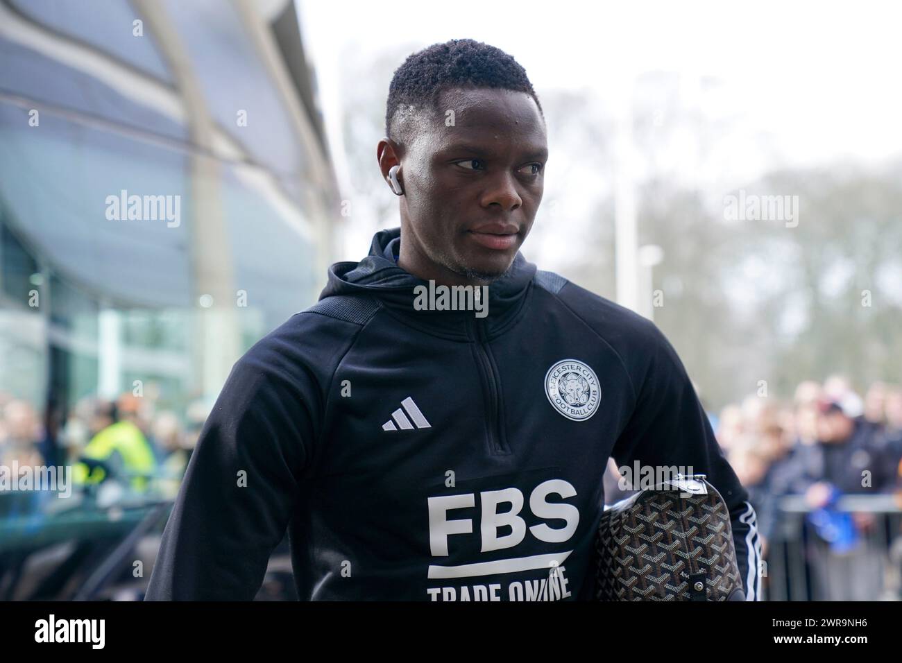 Rumpf, Großbritannien. März 2024. Leicester City Stürmer Patson Daka (20) kommt am 9. März 2024 mit einer Goyard Bowling-Kulturtasche während des Hull City AFC gegen Leicester City FC SKY BET EFL Championship Matches im MKM Stadium, Hull, England, Vereinigtes Königreich Credit: Every Second Media/Alamy Live News Stockfoto