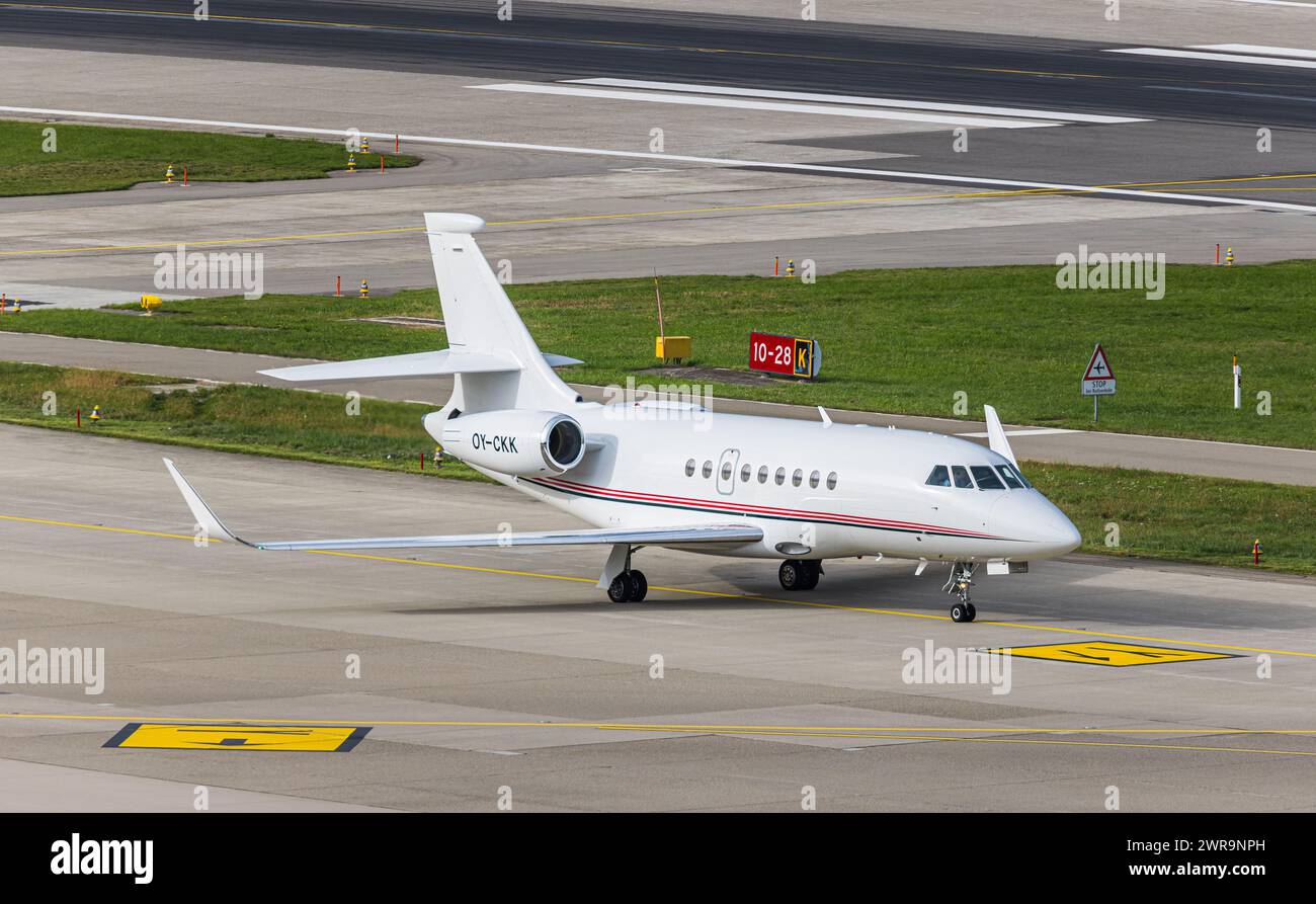 Ein Dassault Falcon 2000LXS von Air Alsie rollt nach der Landung auf dem Flughafen Zürich zum Standplatz. Registrierung OY-CKK. (Zürich, Schweiz, 23,10 Stockfoto