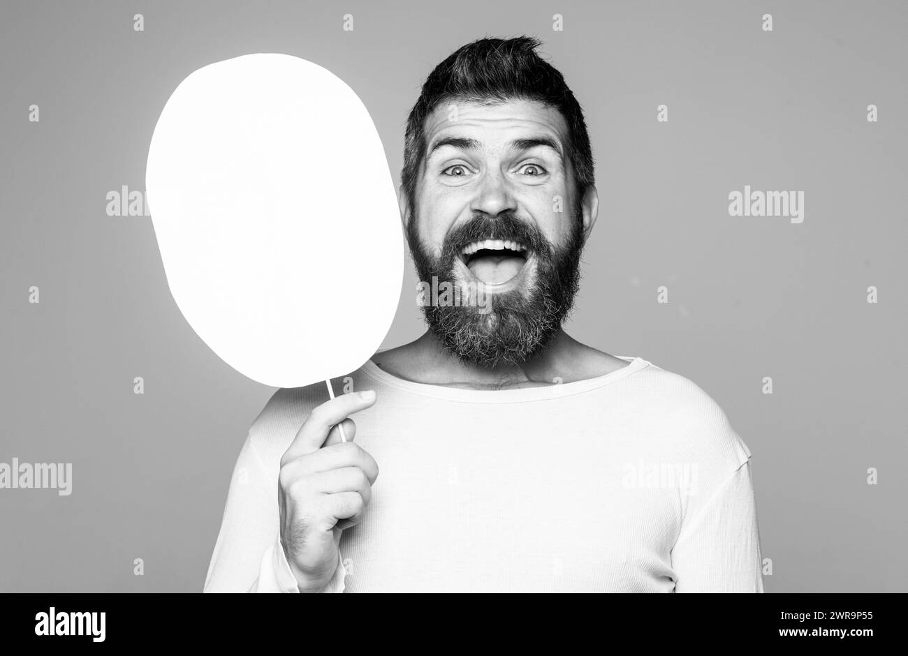 Glücklicher Mann lächelt Gesicht. Schöner lächelnder junger Kerl. Positive menschliche Gesichtsausdrücke und Emotionen. Stockfoto