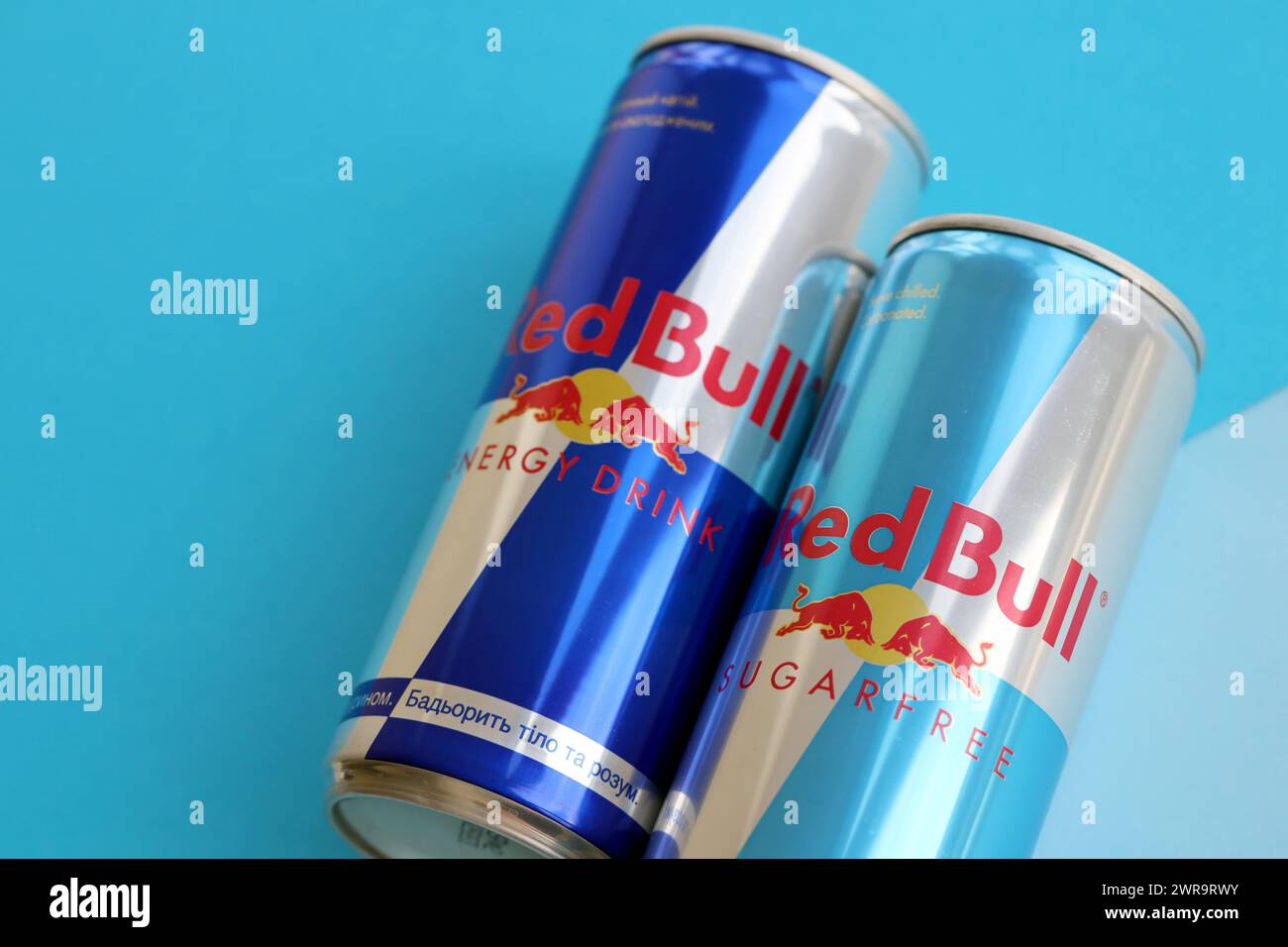 TERNOPIL, UKRAINE - 7. JULI 2023 Red Bull ENERGY Drink Aluminiumdose mit originellem Design Nahaufnahme Stockfoto